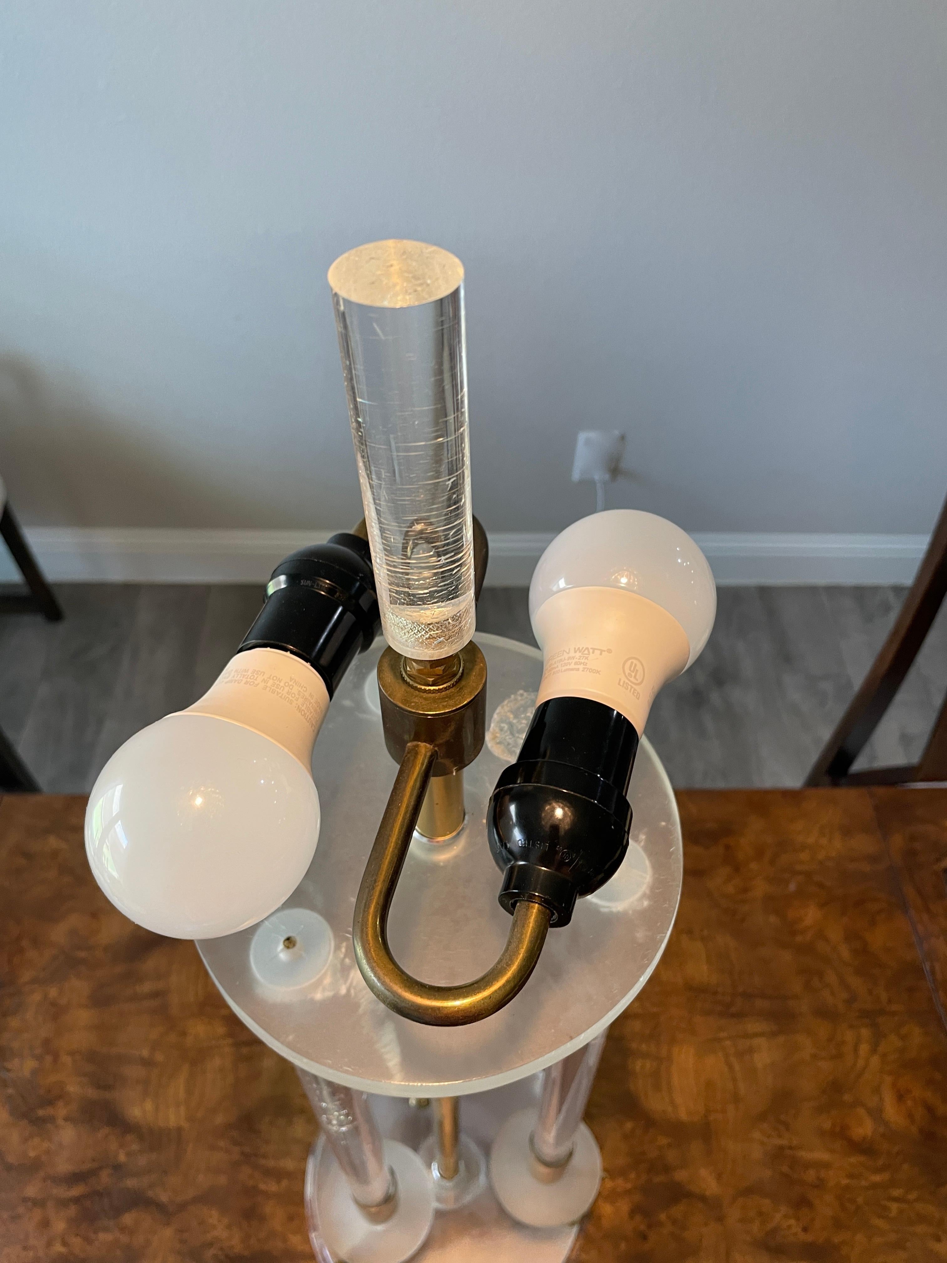 20ième siècle Lampe KOI en lucite et laiton en vente