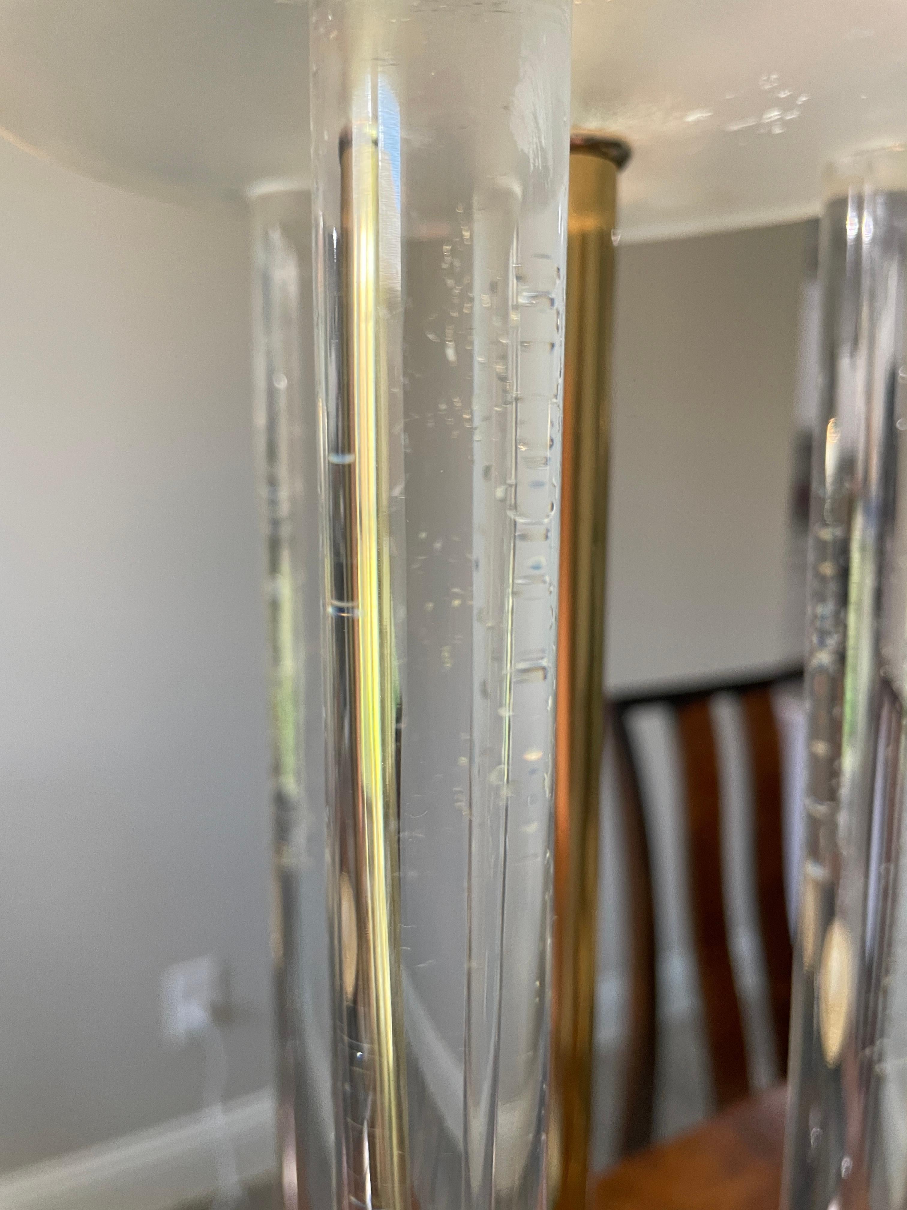 Laiton Lampe KOI en lucite et laiton en vente