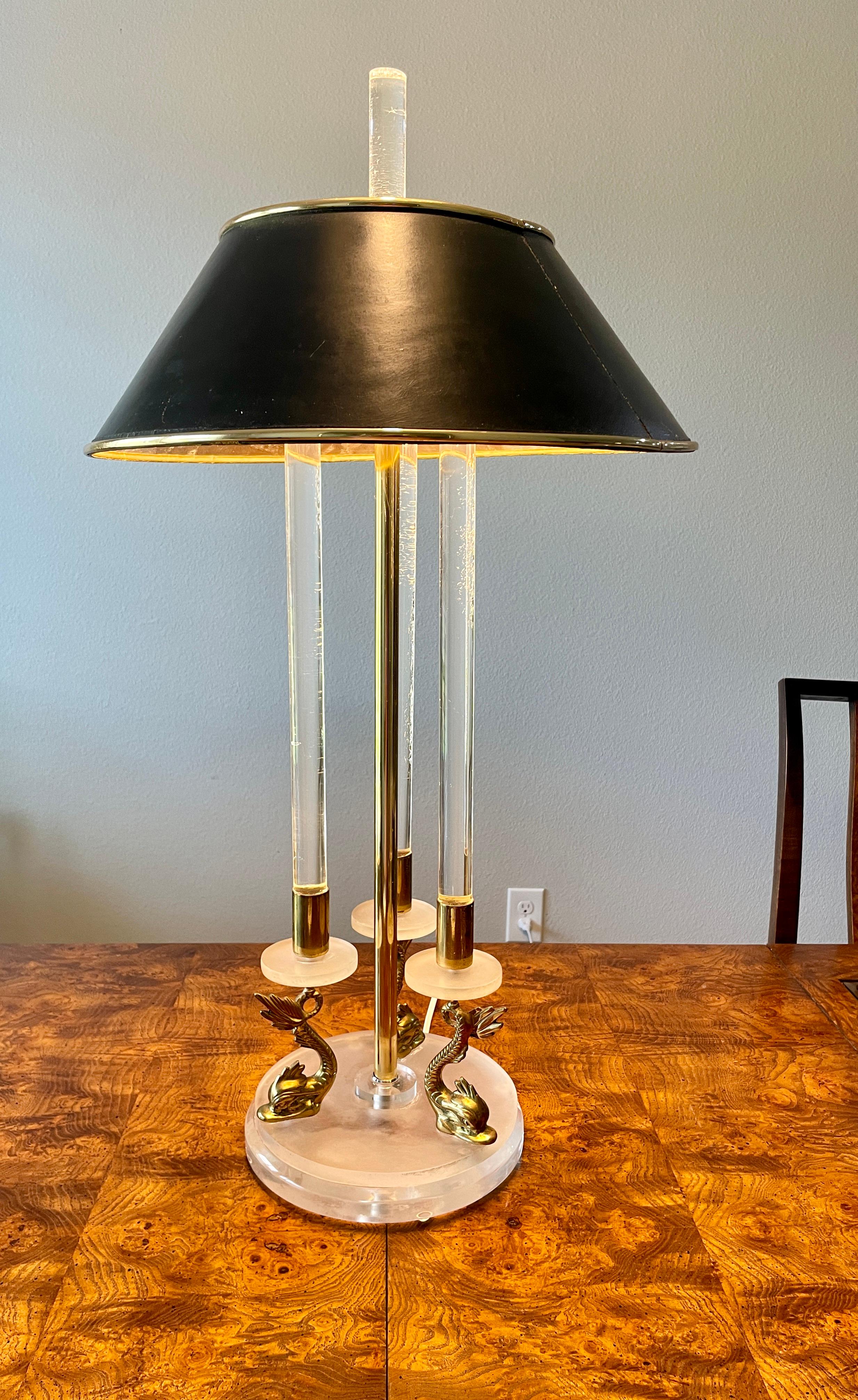 Lampe KOI en lucite et laiton en vente 1