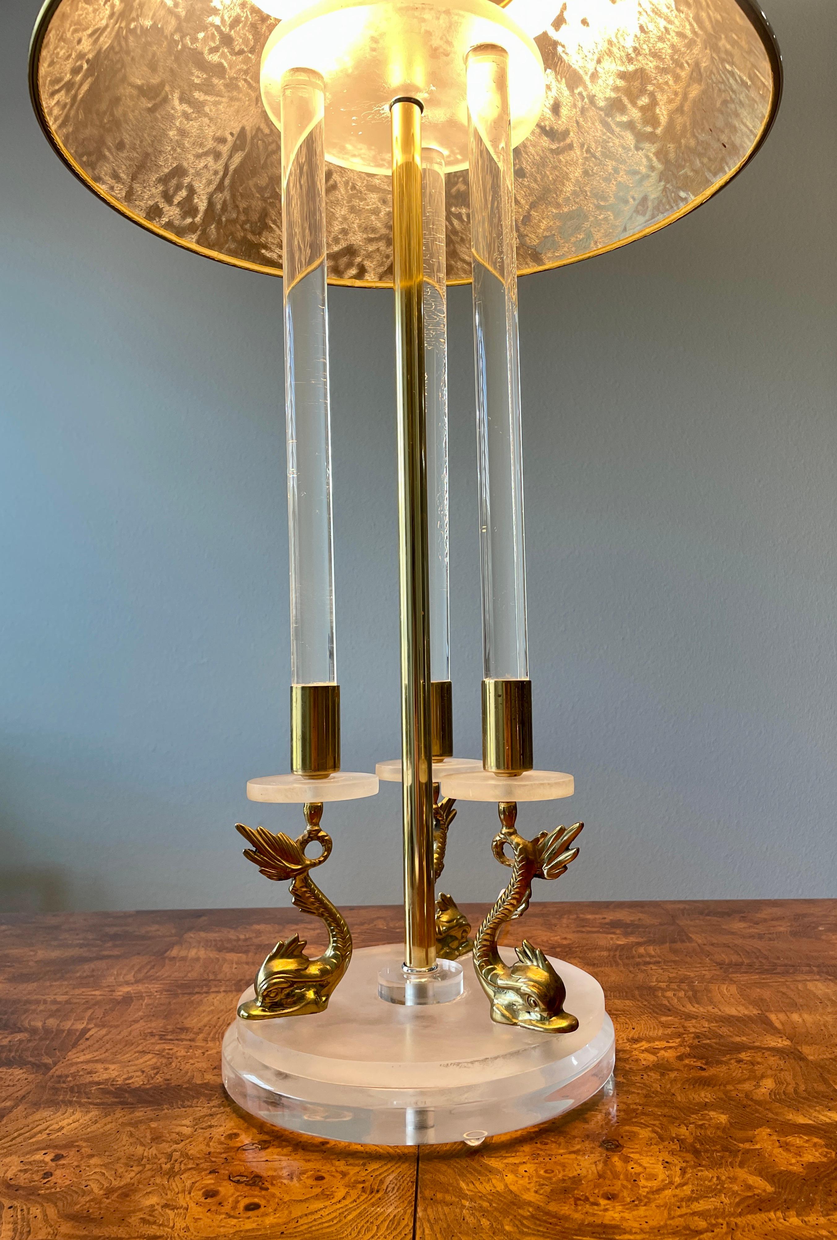 Lampe KOI en lucite et laiton en vente 2