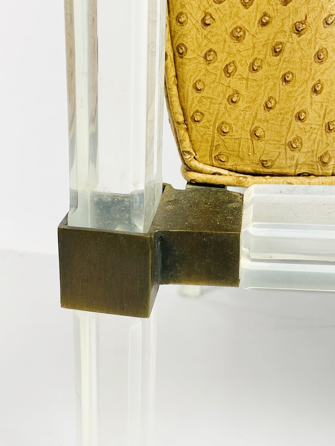 Fauteuil de salon en lucite et laiton de Charles Hollis Jones en vente 3