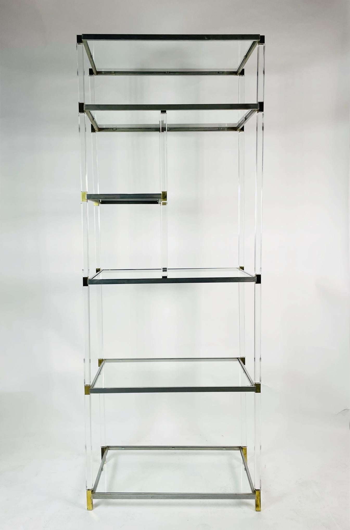 Atemberaubende Etagere/Vitrine aus Lucite, Messing, Glas und Nickel, entworfen und hergestellt von Charles Hollis Jones.

Dieser Schrank wurde 1966 während seiner Zeit bei Hudson Rissman entworfen und hergestellt und wird seit den späten 1960er