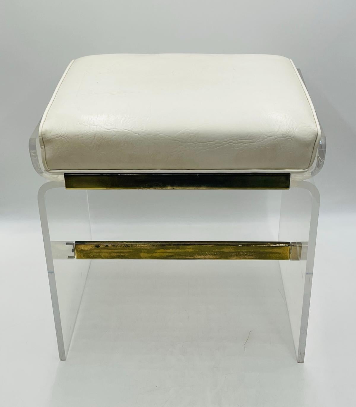 Voici le banc-lavabo en lucite et laiton de Charles Eleg Jones, un meuble étonnant qui respire l'élégance et la sophistication. Ce banc vintage des années 1960 présente un design épuré, fabriqué à la main à Los Angeles, en Californie.
Le banc
