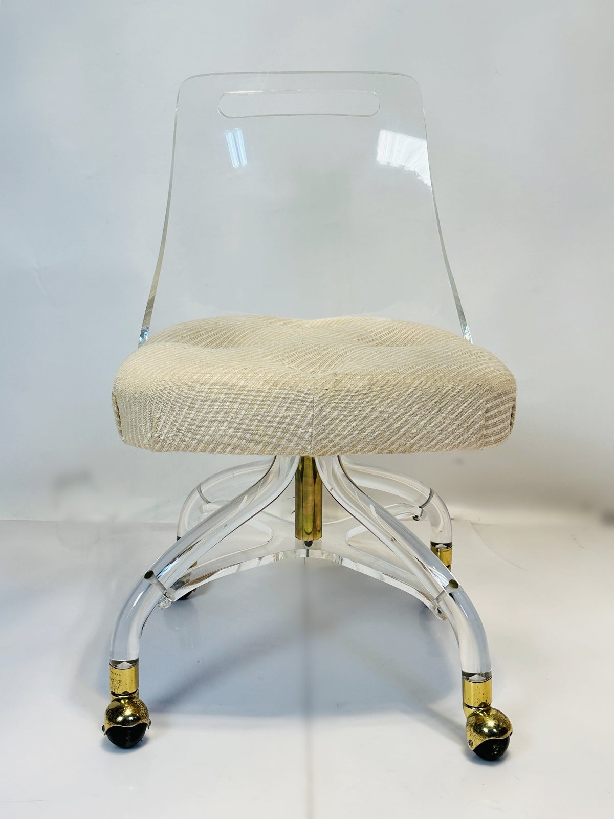 Voici l'exquise chaise-lavabo en lucite et laiton de Hill Manufacturing, une pièce intemporelle de l'époque emblématique des années 1960 aux États-Unis.

Fabriquée avec une élégance inégalée, cette chaise allie sans effort la transparence de la