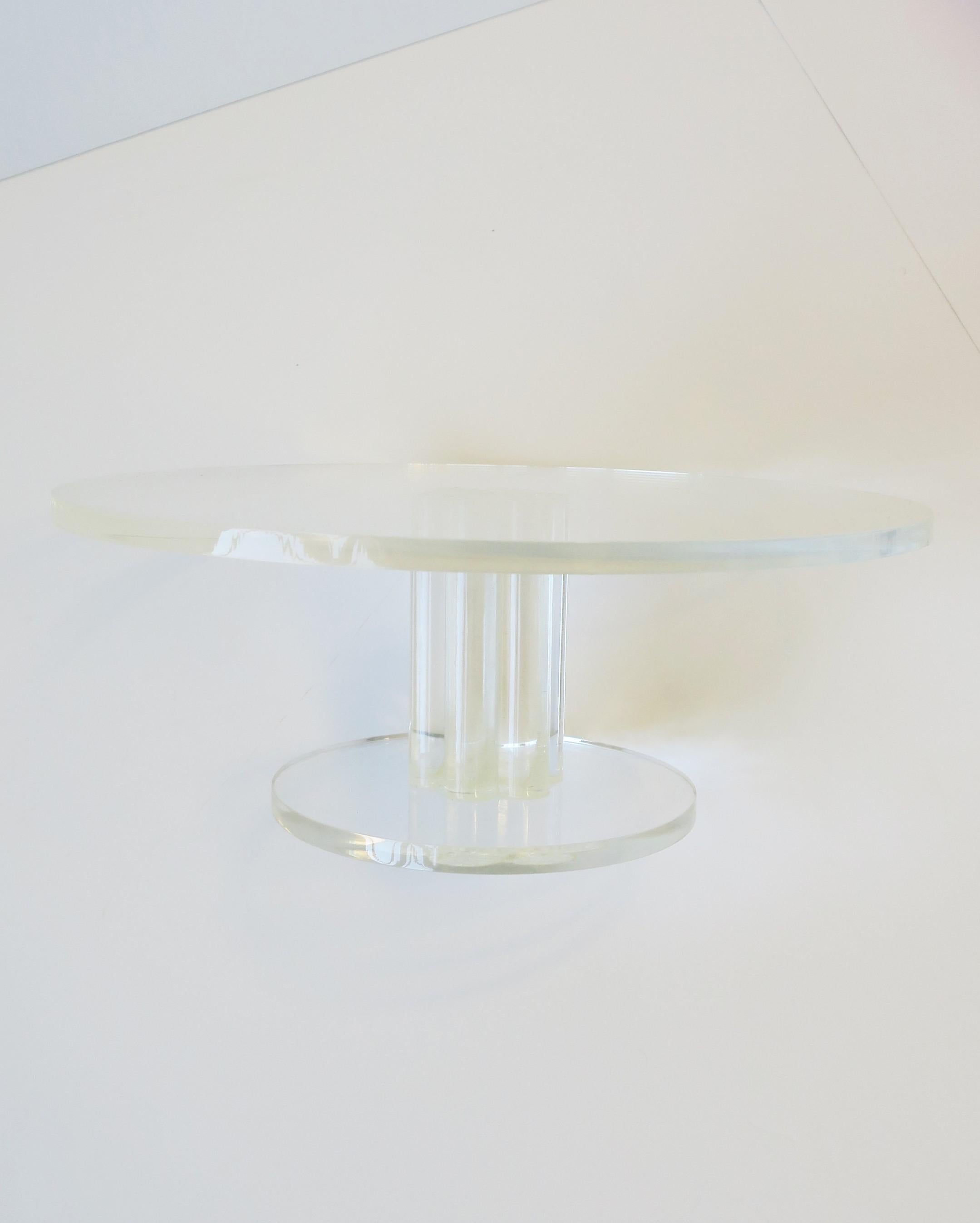 A vintage Modern style Lucite cake or dessert plate pedestal stand, circa late-20th century. 

Dimensions: 4.63