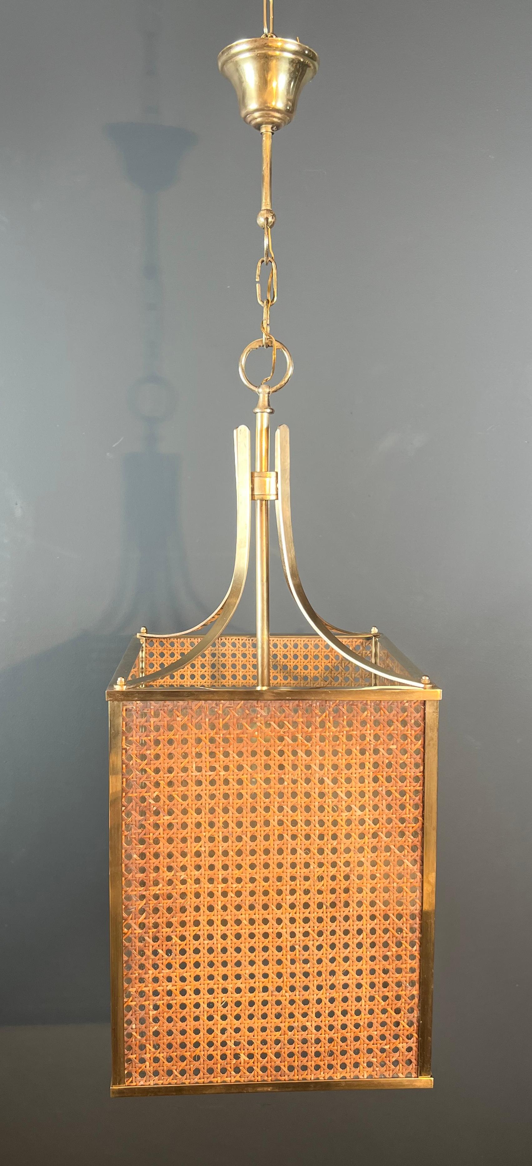 Diese sehr schöne und dekorative Laterne ist aus Messing und Rohr, das in Lucite eingelegt ist. Es handelt sich um ein italienisches Werk im Stil von Christian Dior und Gabriella Crespi. CIRCA 1970