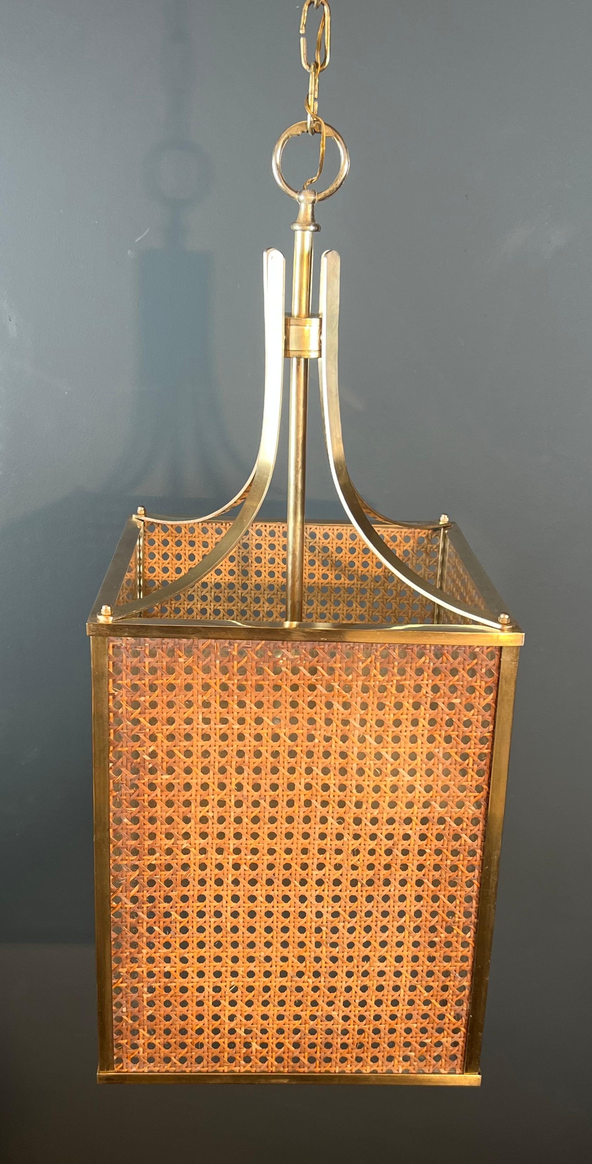 Laterne aus Lucit, Rohr und Messing im Stil von Christian Dior und Gabriella (Moderne der Mitte des Jahrhunderts) im Angebot