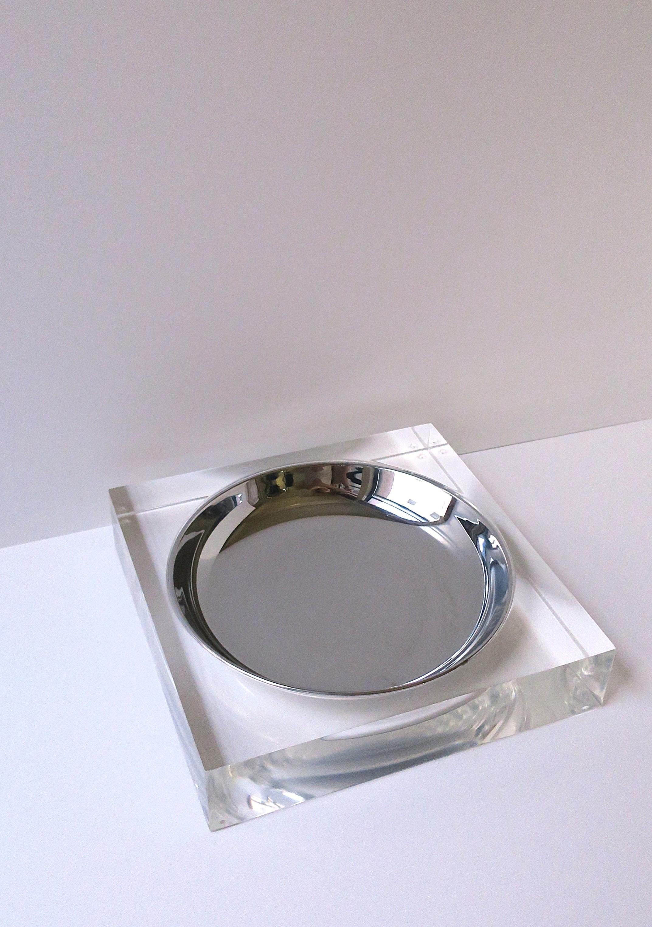 Eine Lucite-Videotasche im modernen Stil der Postmoderne, ca. Ende des 20. Jahrhunderts. Das Stück ist quadratisch und hat eine abnehmbare Chromschale, die mit oder ohne sie verwendet werden kann (wie abgebildet). Ein tolles Stück für ein Foyer,