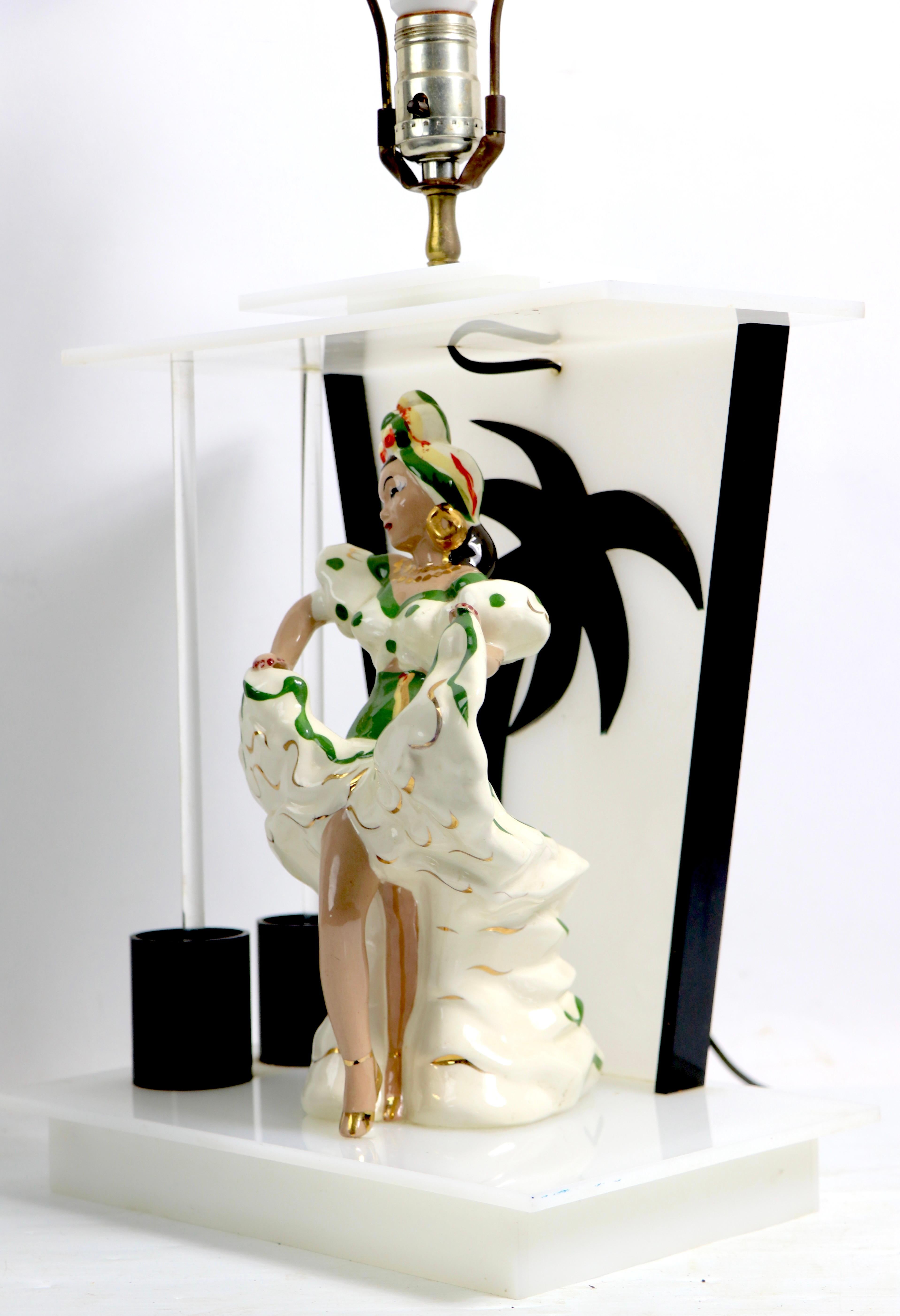 Américain Lampe mi-siècle en céramique Lucite de Moss avec abat-jour d'origine en vente