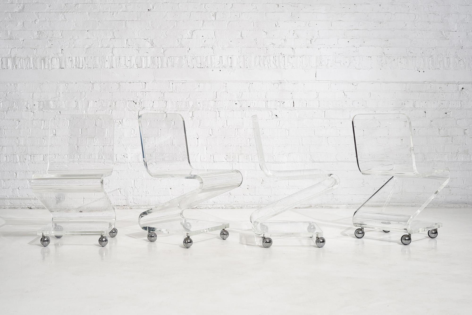 Américain Lucite Chairs on Casters, circa 1970, Les Prismatiques en vente
