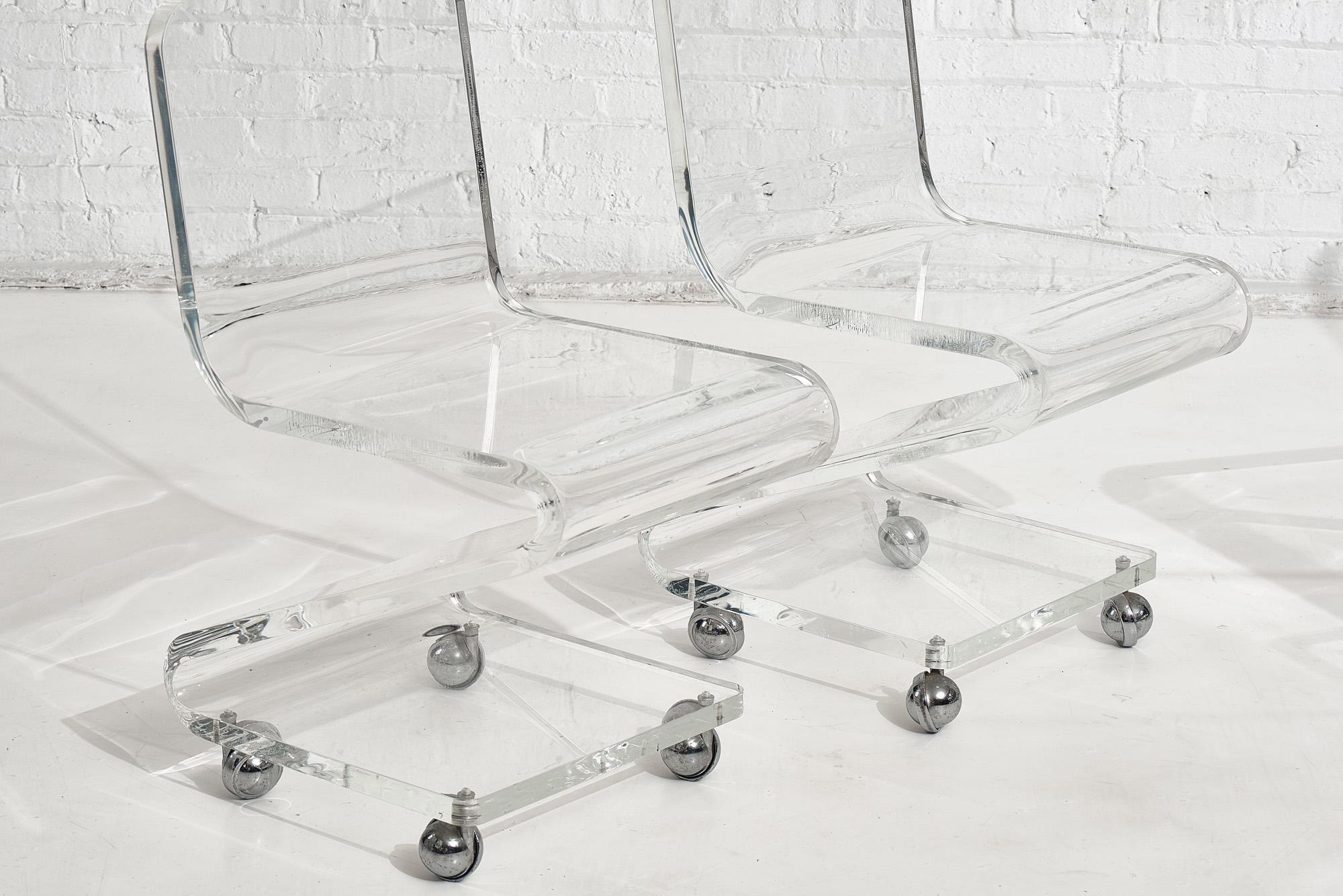 Lucite Chairs on Casters, circa 1970, Les Prismatiques en vente 3