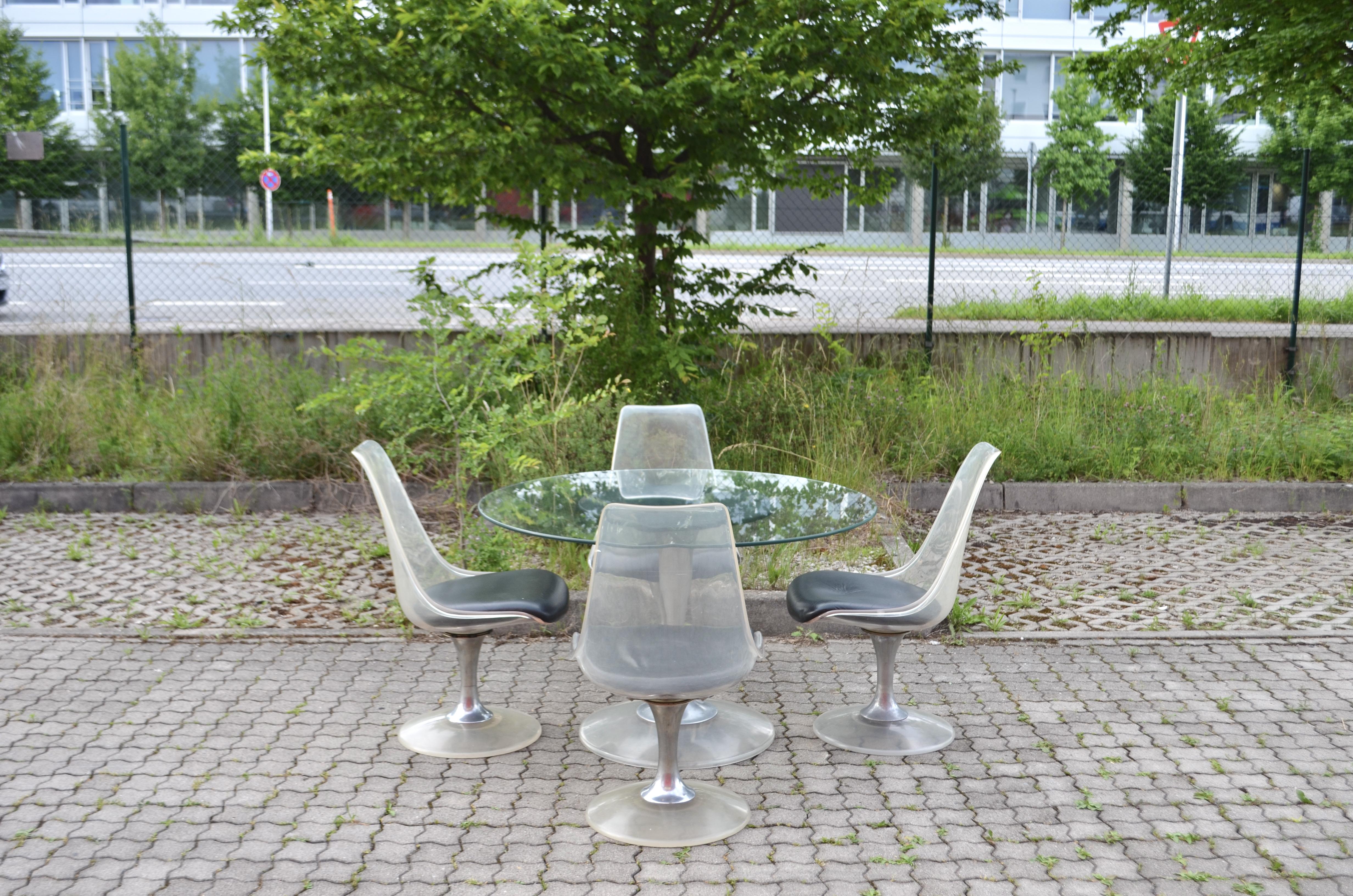This gorgeous dining set is manufactured by Chromcraft from USA.
It is a beautiful example of the space age era.
The beautiful tulip swivel chairs are beautiful sculptured with a thin body shape.
The shell of the chair is made of Lucite opak