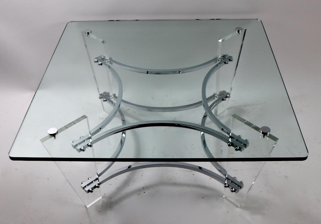 Table basse lisse, chic et glamour en Lucite, chrome et verre de Charles Hollis Jones. Cet exemple est en très bon état d'origine, propre et prêt à l'emploi.
Plateau en verre d'origine d'une épaisseur de 0,50 pouce, présentant quelques rayures