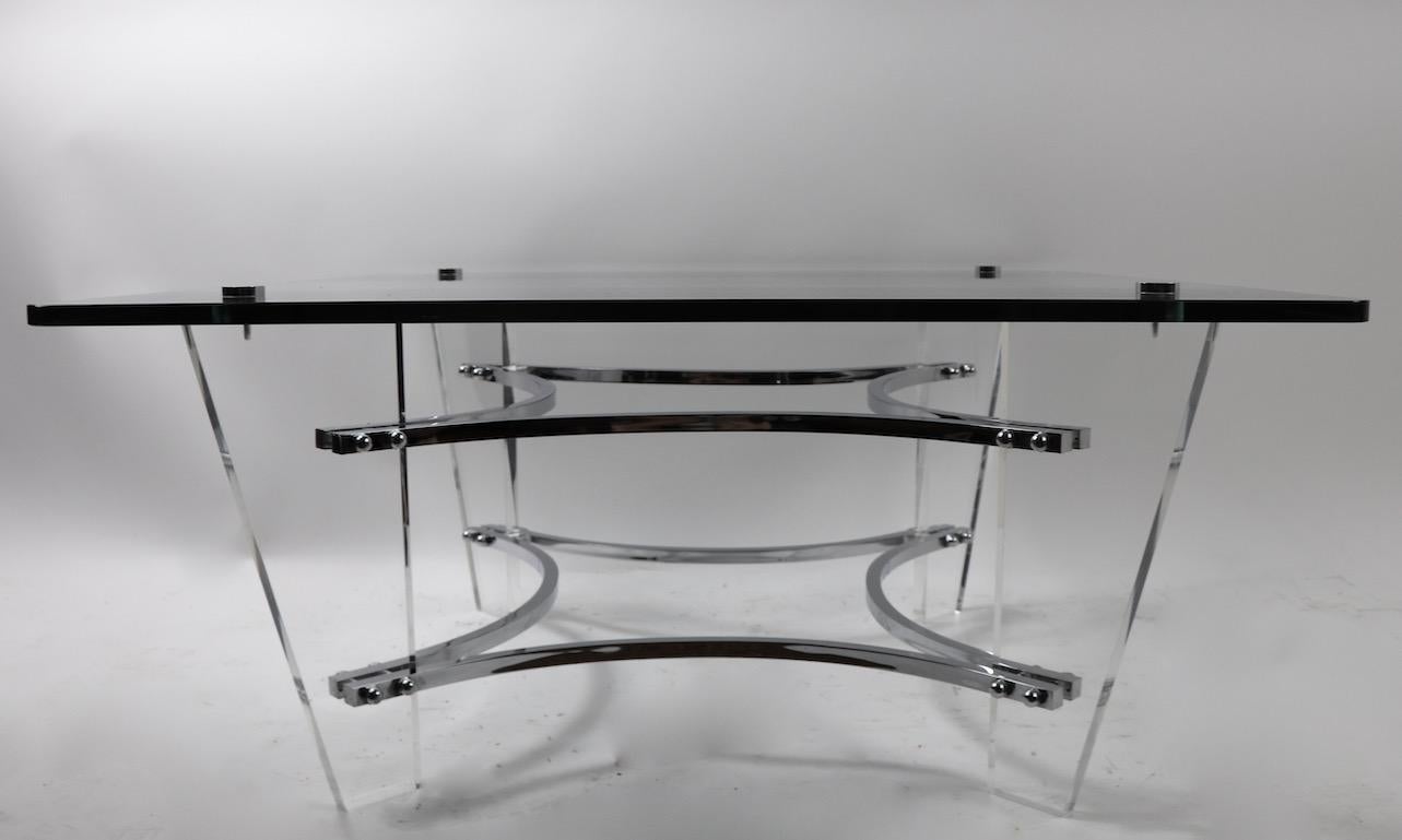Hollywood Regency Table basse en chrome et verre Lucite de Charles Hollis Jones en vente