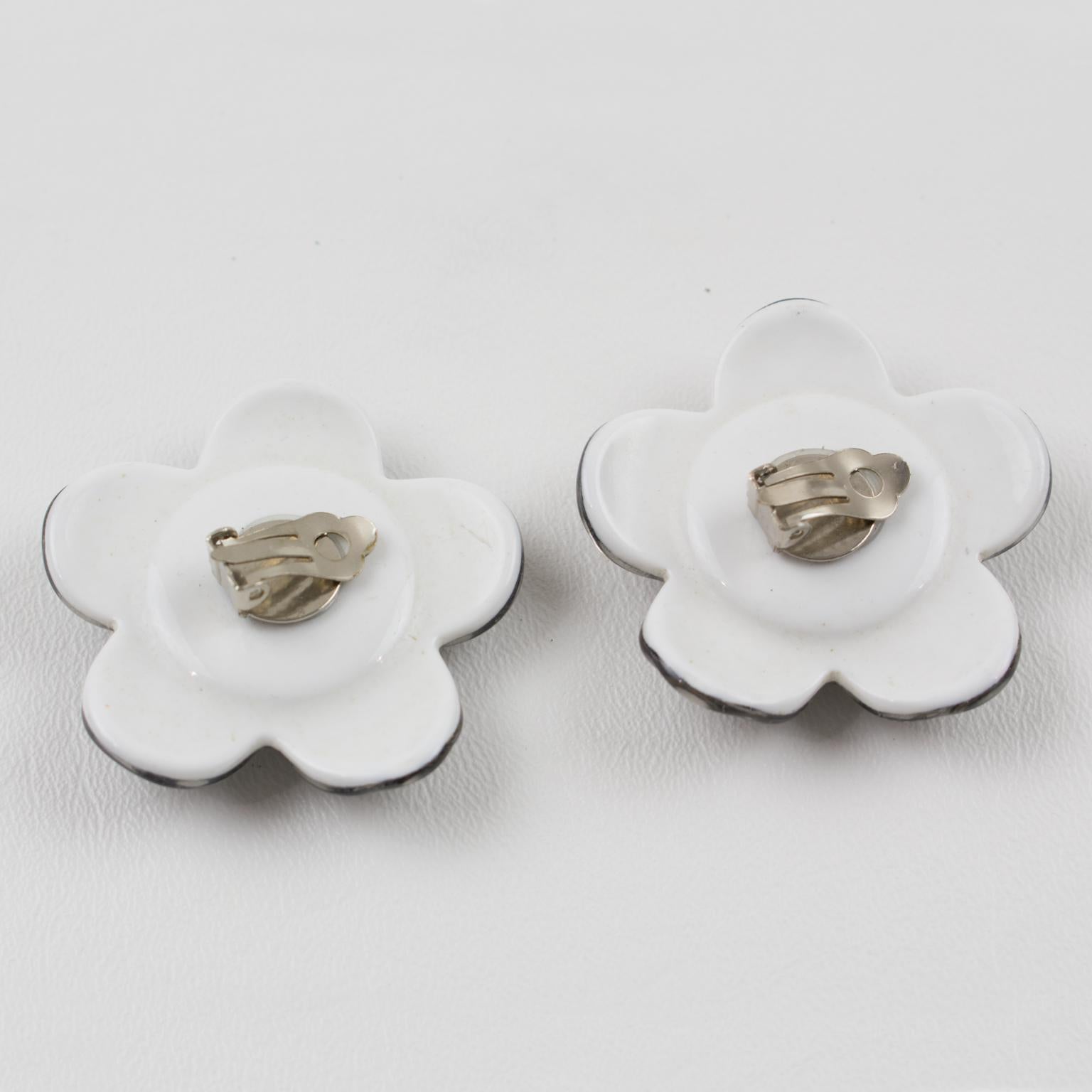 Lucite Clip Earrings Black and White Checkerboard Daisy Flower In Excellent Condition For Sale In Atlanta, GA