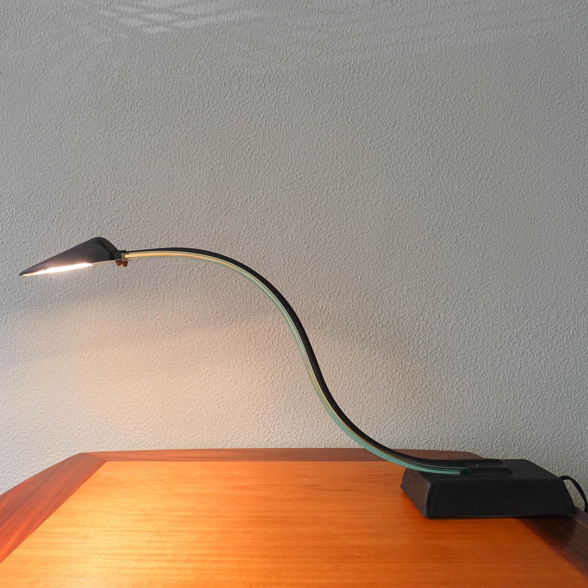 Postmoderne Lampe de bureau cobra en lucite, années 1980 en vente