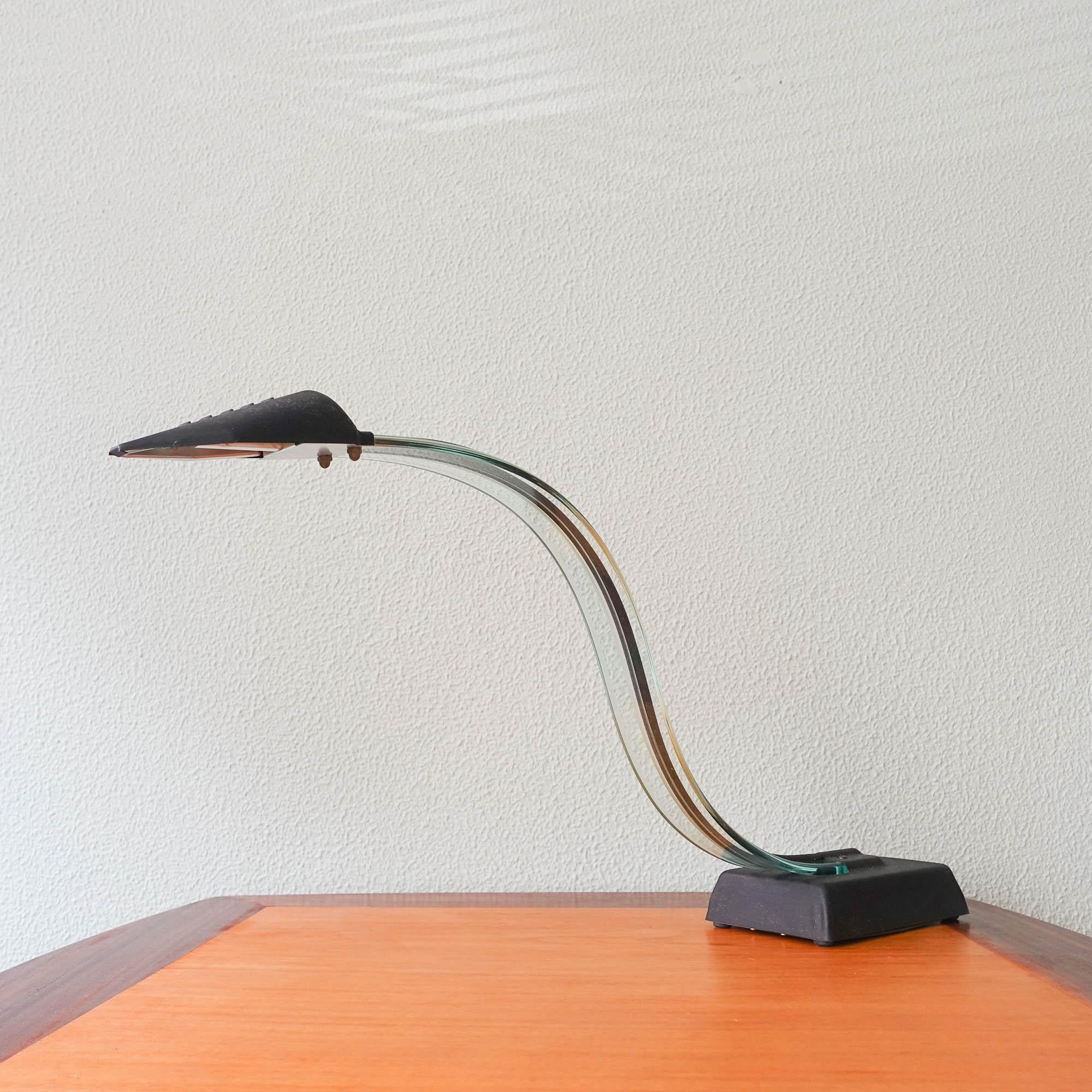 italien Lampe de bureau cobra en lucite, années 1980 en vente