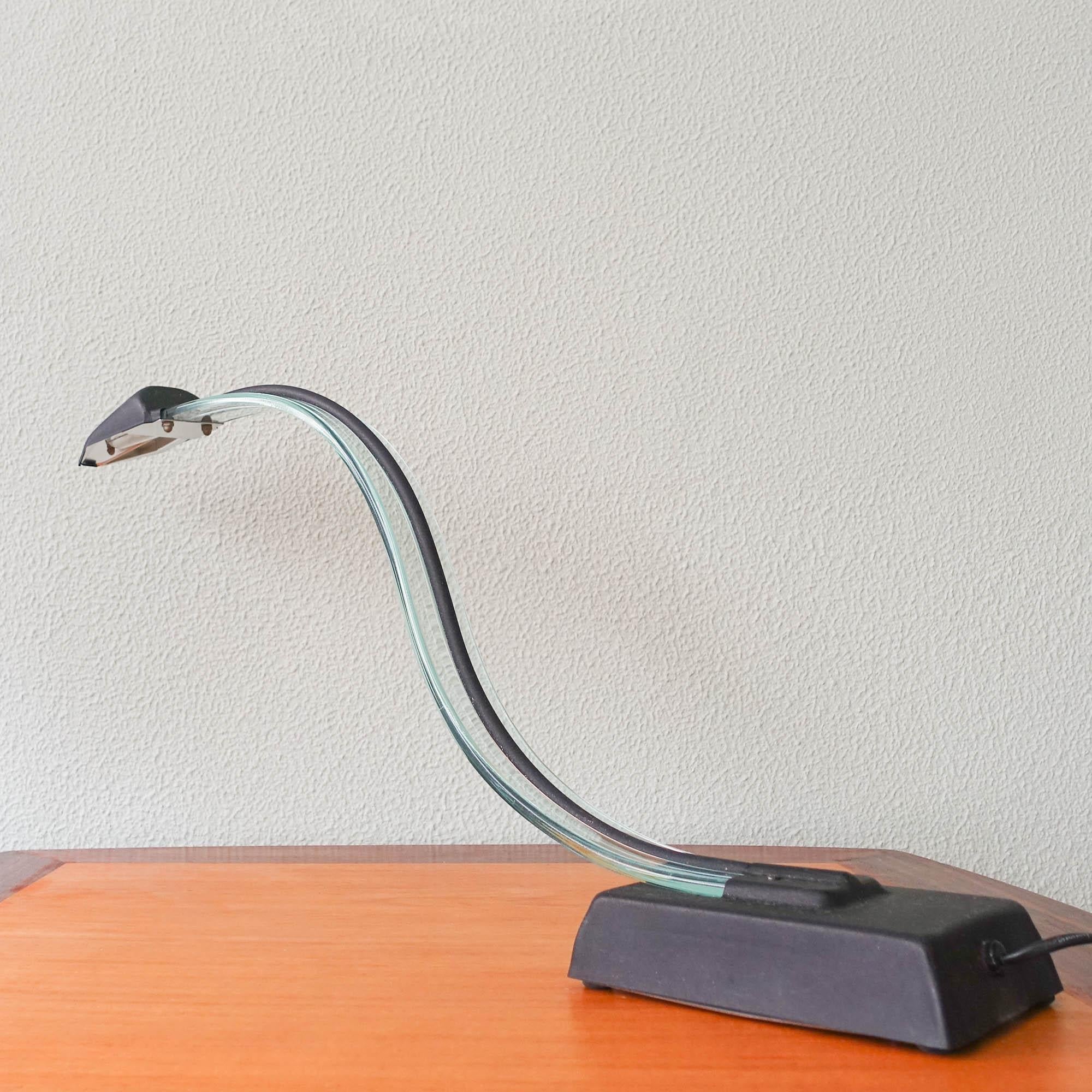 Fin du 20e siècle Lampe de bureau cobra en lucite, années 1980 en vente
