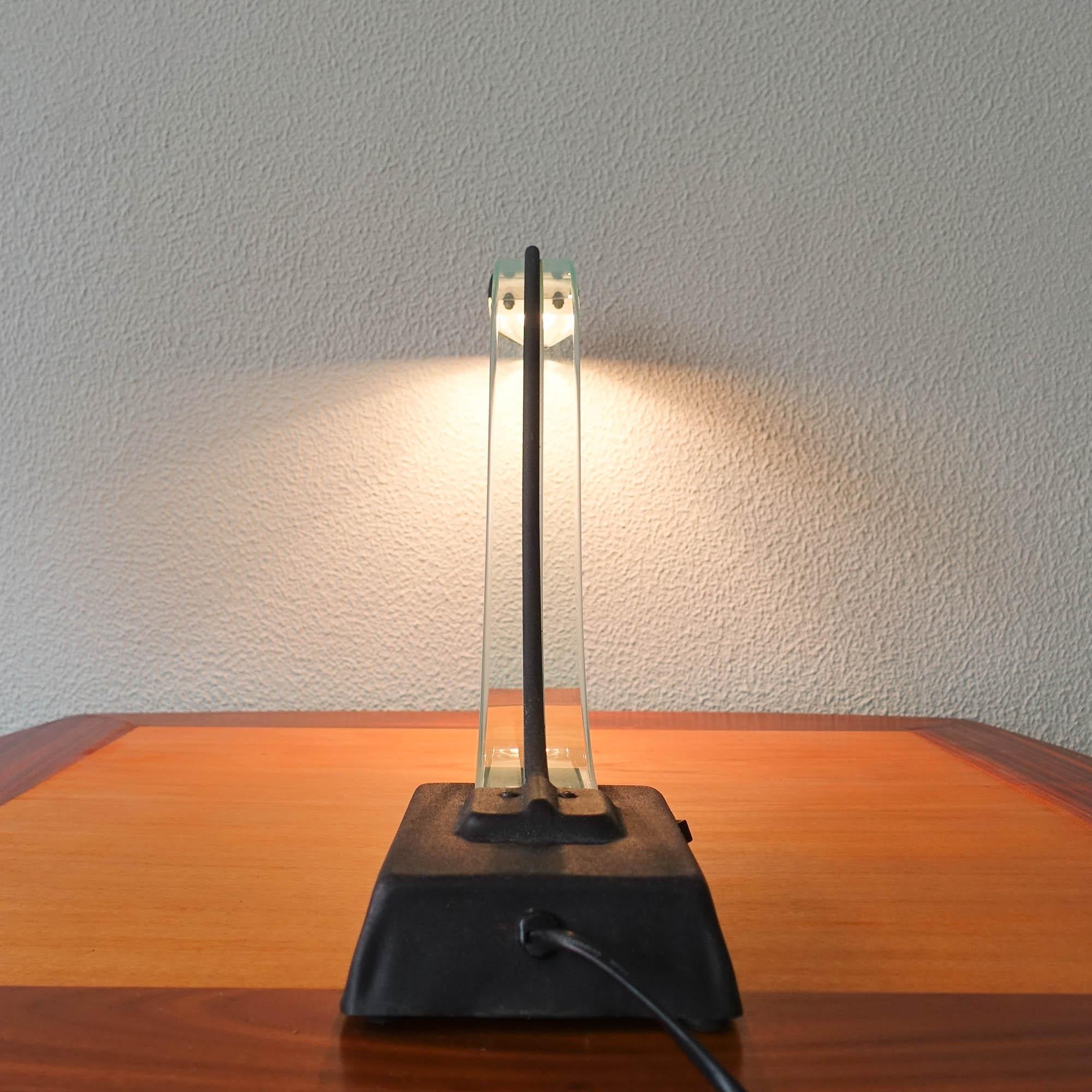 Lampe de bureau cobra en lucite, années 1980 en vente 2