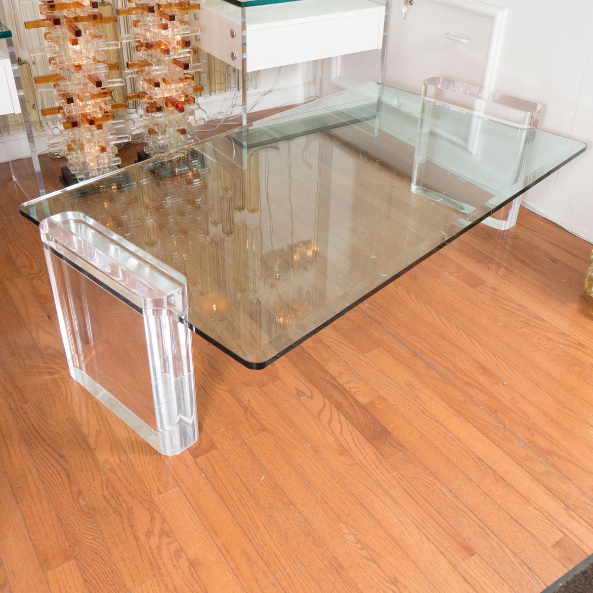Table basse rectangulaire avec base en lucite et plateau en verre, attribuée à Karl Springer.