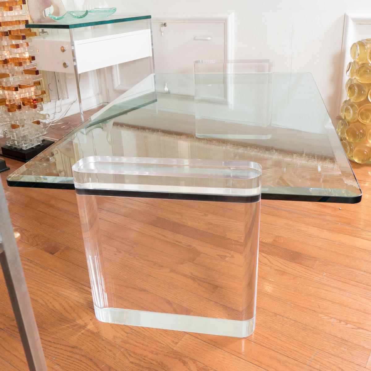American Lucite coffee table For Sale