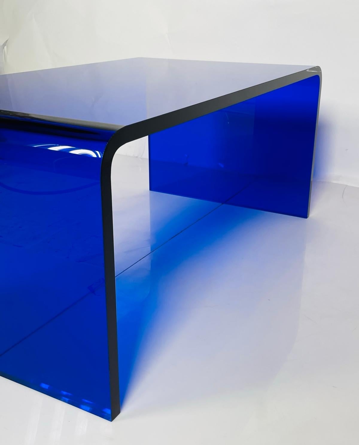 Lucite Coffee Table in Cobalt Blue by Cain Modern, USA 2023 For Sale 2