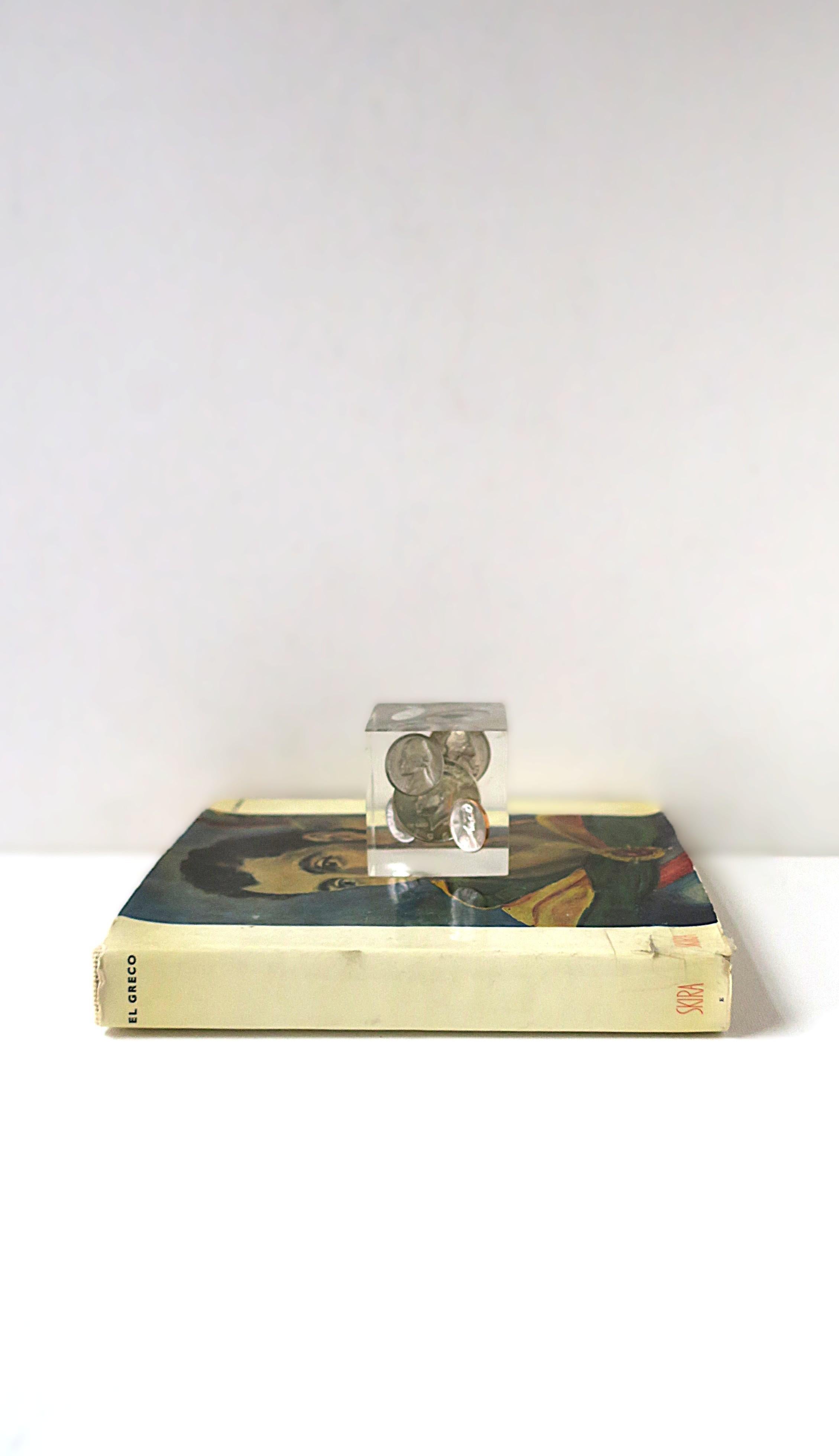 Mid-Century Modern Presse-papier en lucite pour pièces de monnaie, Objects for Objects, 1960s en vente