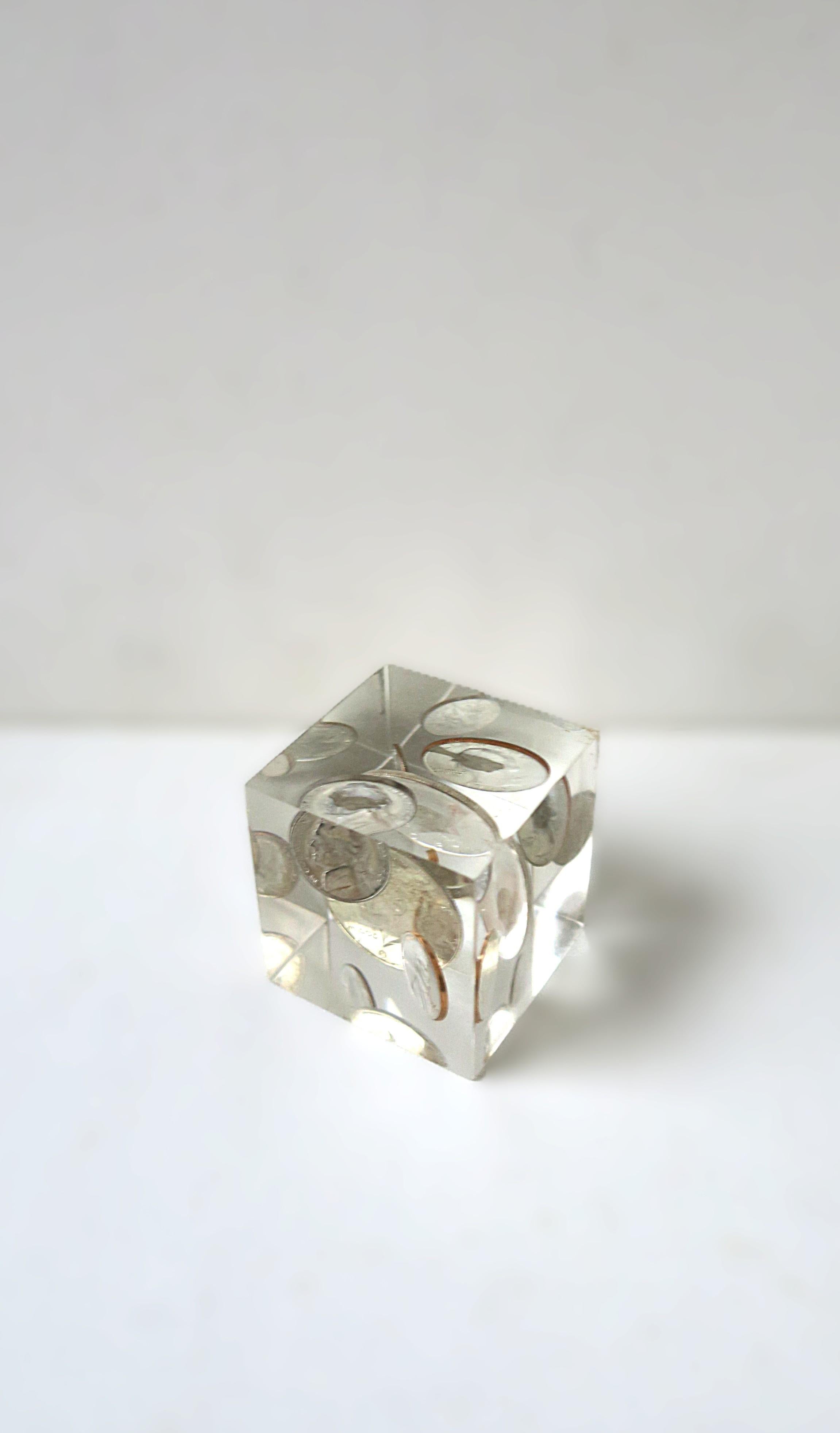 Presse-papier en lucite pour pièces de monnaie, Objects for Objects, 1960s Bon état - En vente à New York, NY