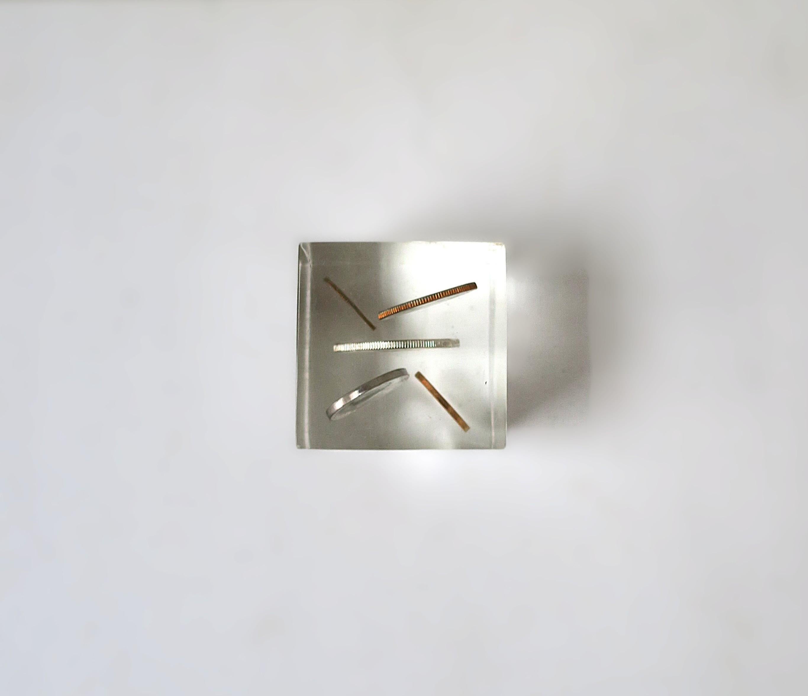 Lucite Presse-papier en lucite pour pièces de monnaie, Objects for Objects, 1960s en vente