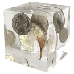 Lucite Münzen Briefbeschwerer Dekoratives Objekt, 1960er Jahre