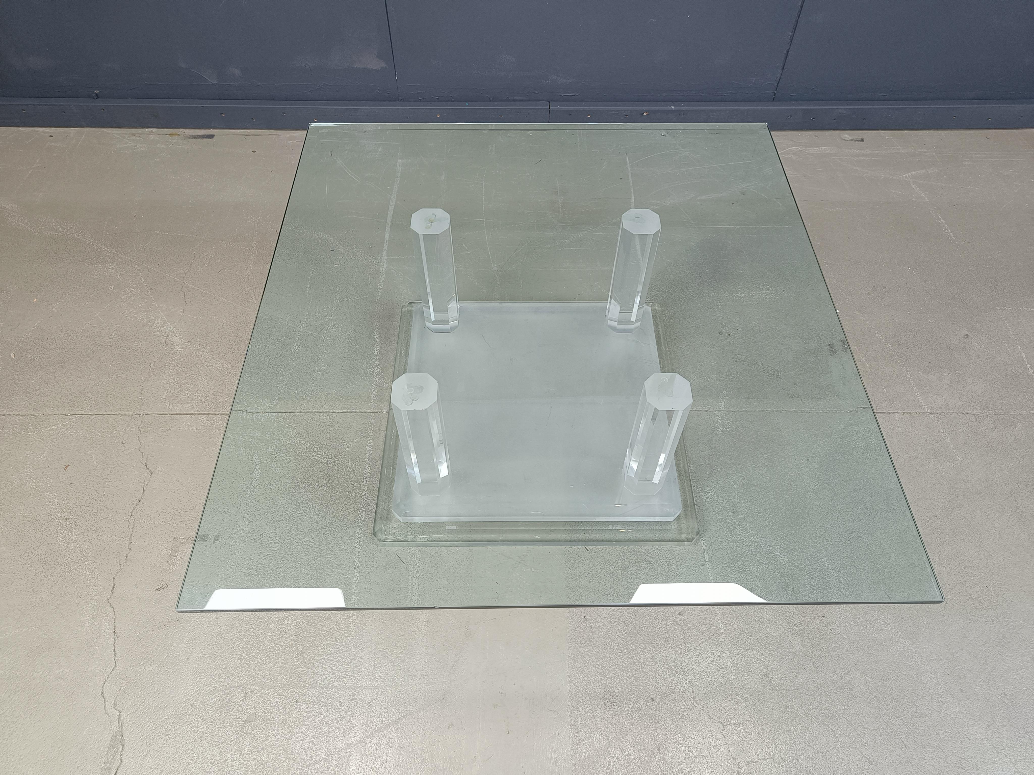 Lucite column coffee table or side table, 1970s For Sale 1