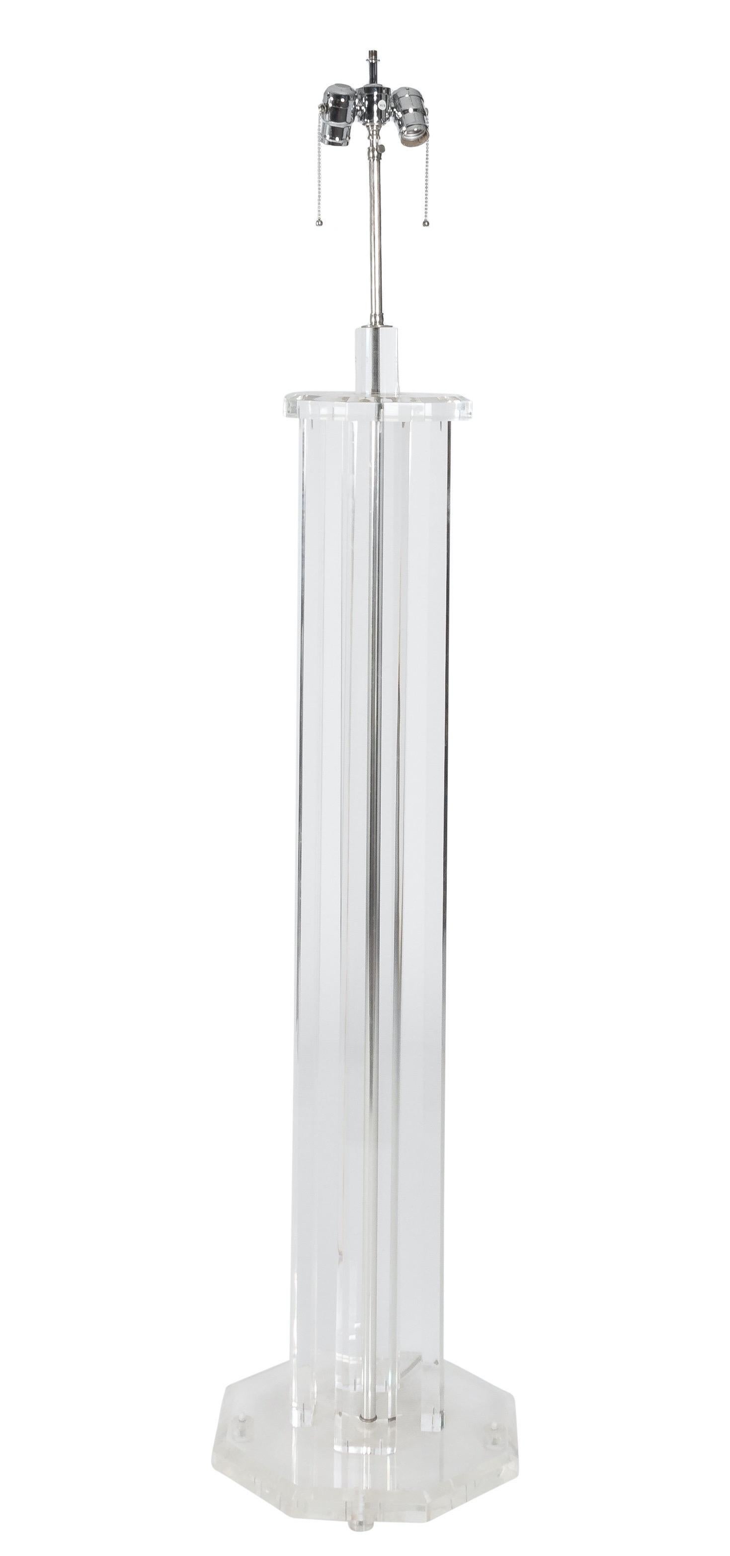 Lámpara de pie alta de columna de lucita de los años setenta. Base octogonal de lucita. Recién recableado con doble enchufe cromado.
La lámpara admite dos bombillas estándar (no incluidas). La pantalla no está incluida.