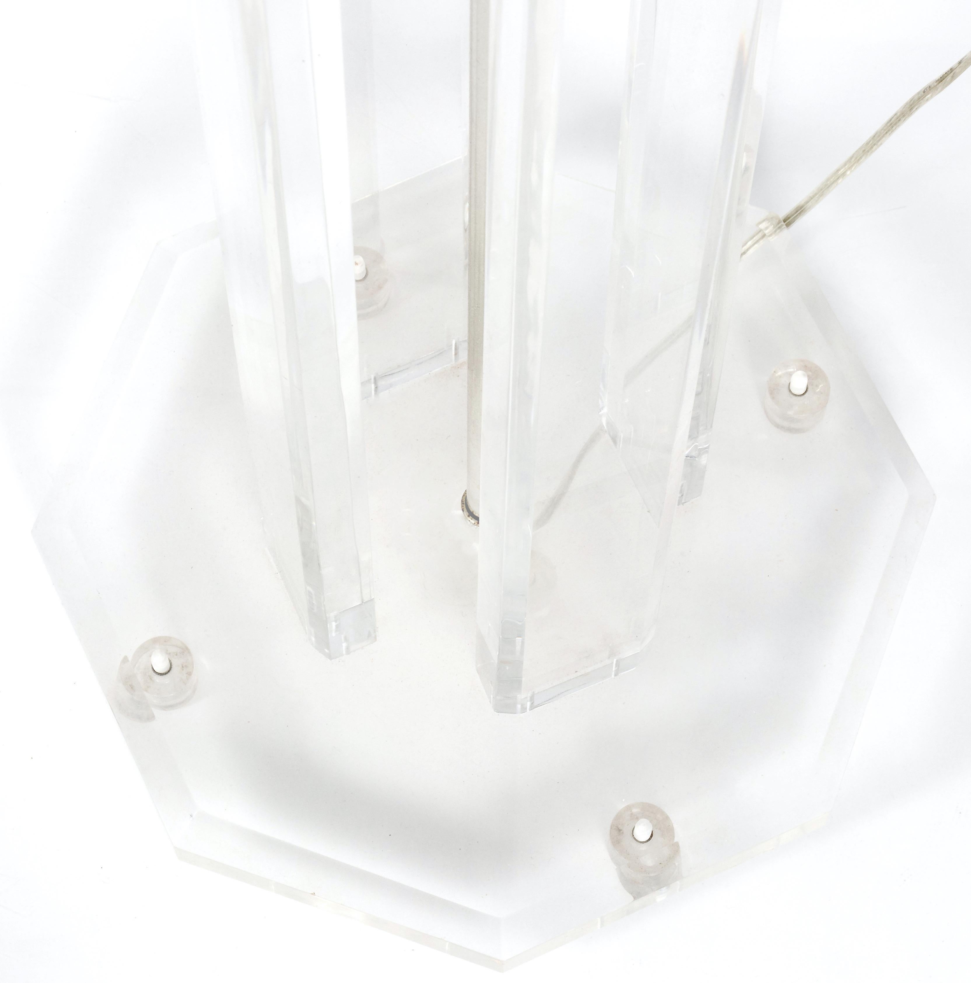 Lámpara de pie de columna de lucita de los años 70 recién recableada Lucite en venta