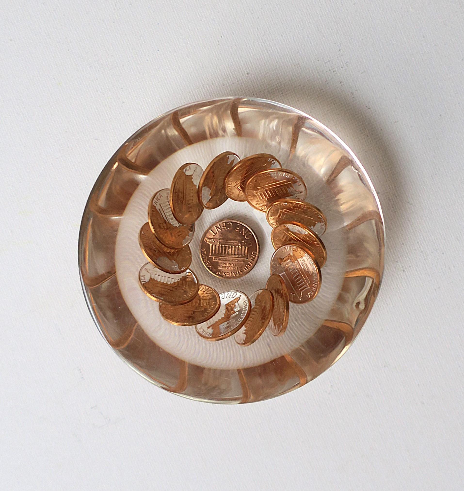 Objet décoratif presse-papier Penny en cuivre Lucite 1980 en vente 3