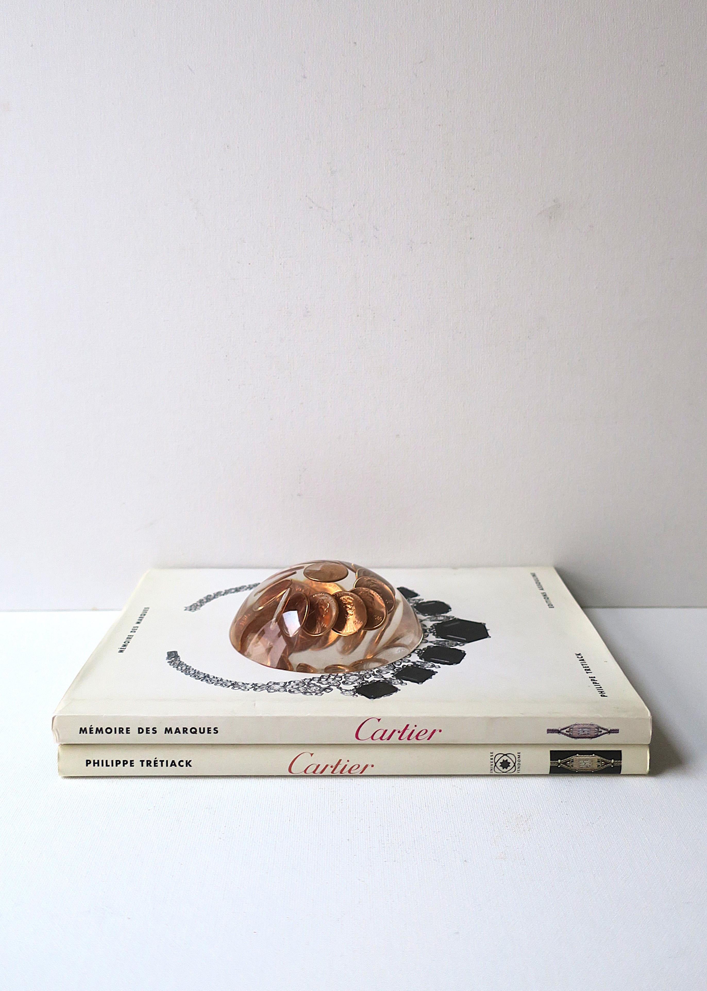 Fin du 20e siècle Objet décoratif presse-papier Penny en cuivre Lucite 1980 en vente