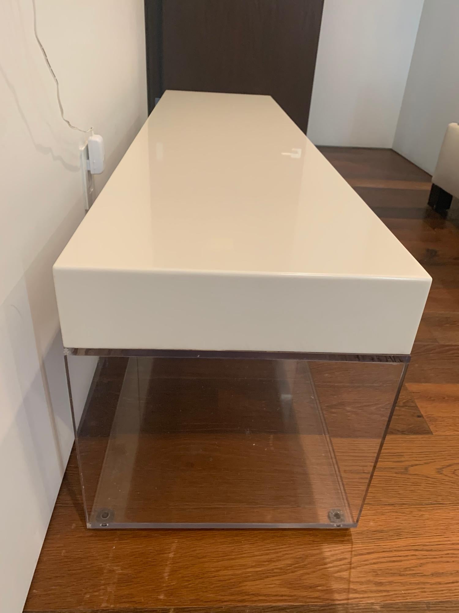 Beautiful bench designed and manufactured in Los Angeles by Cain Modern, the bench is very sturdy and well constructed, it can easily accommodate 3 people, the bottom can also be used for storage.
The piece is in used condition with surface