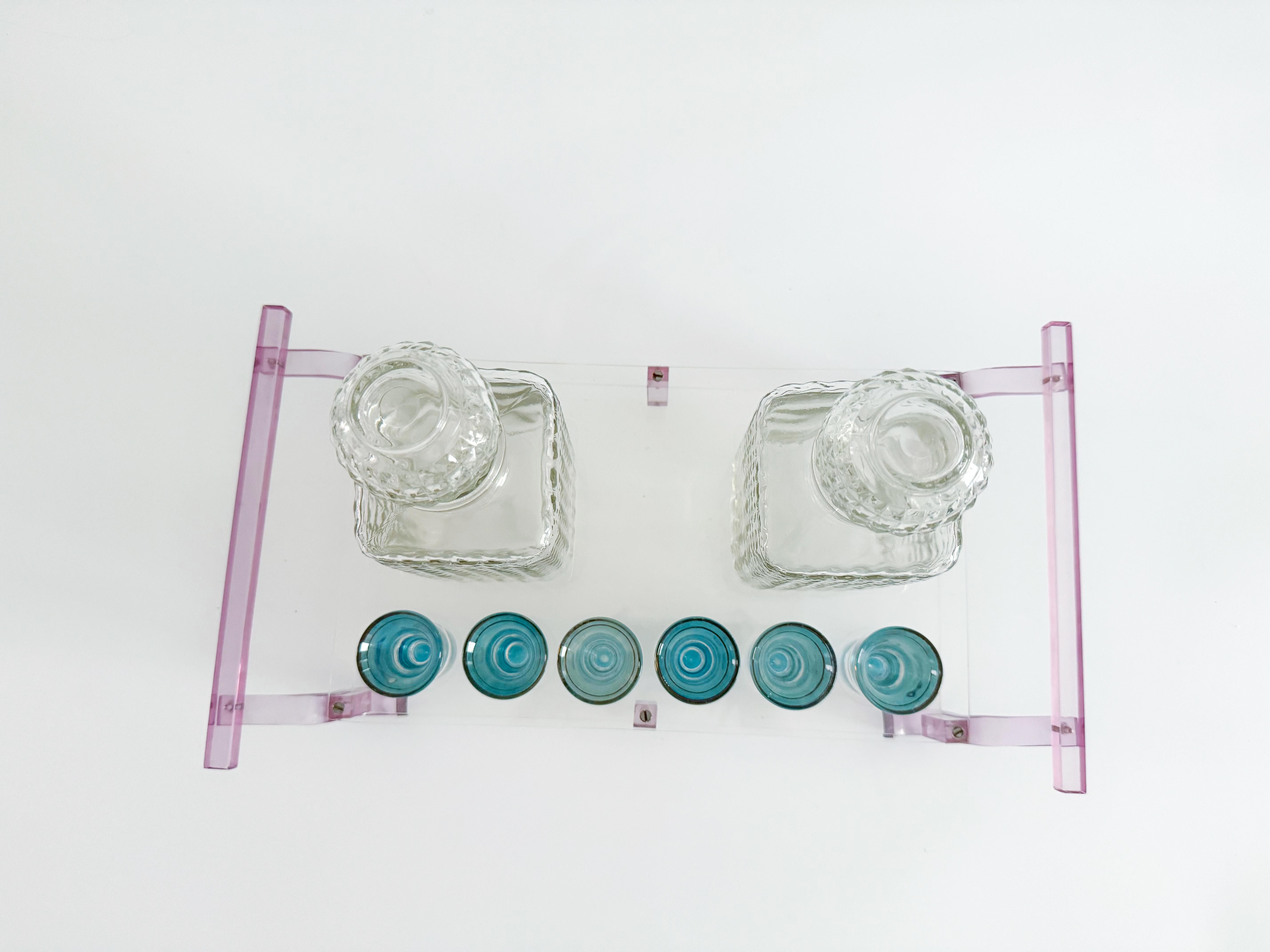 ste juego de cócteles vintage de Lucite fue fabricado a mano por el abuelo del propietario original. Este conjunto único combina a la perfección forma y función. Trabajaba moldeando acrílico para mobiliario industrial y doméstico, y en su tiempo