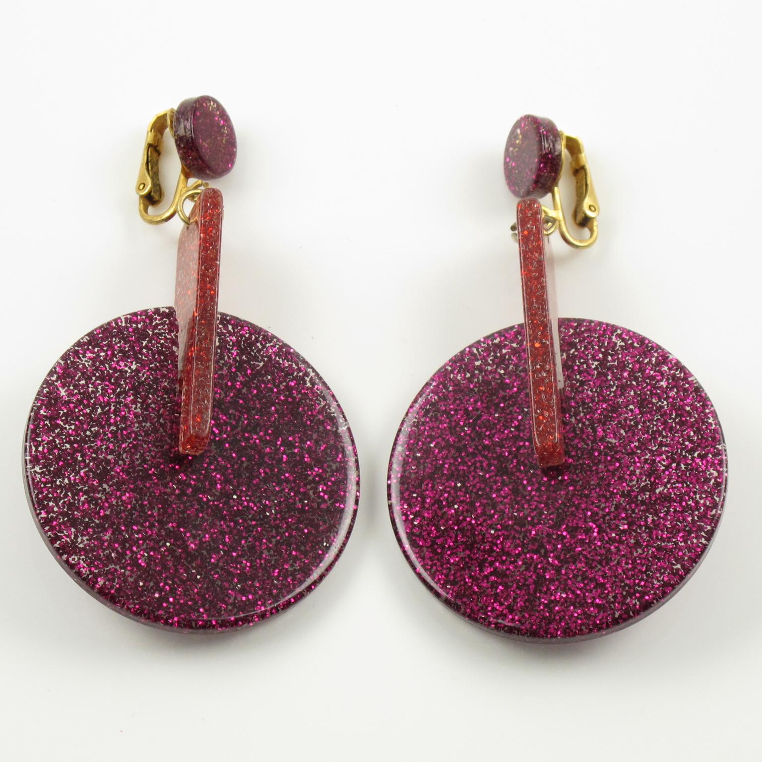 Moderniste Boucles d'oreilles clips en lucite rose fuchsia et rouge pailleté en vente