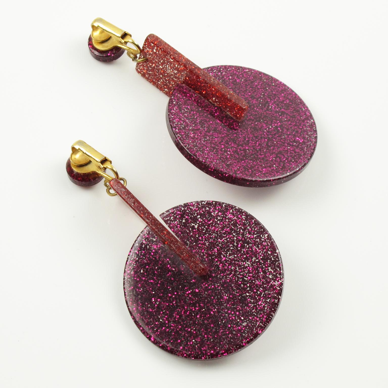 Lucite Dangle Clip Earrings Pink Fuchsia and Red Glitter In Excellent Condition For Sale In Atlanta, GA