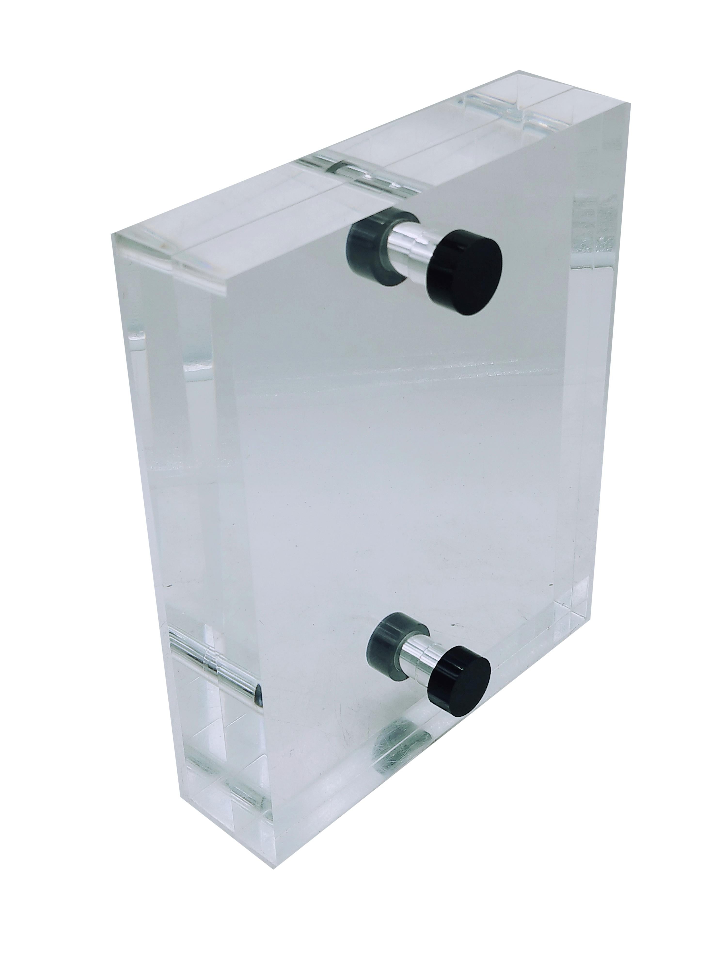 Elegant and modern photo frame made of original 1980s transparent methacrylate. Composed of two blocks of high-quality Plexiglass 3.5cm thick connected by two black plastic bolts in which you can display photos that raranno visible from both sides