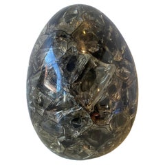 Sculpture d'œuf en lucite 