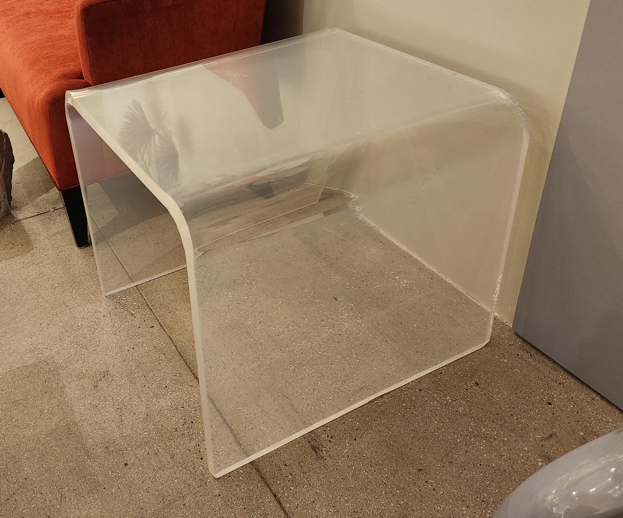 Lucite End Table In Excellent Condition For Sale In Stratford, CT