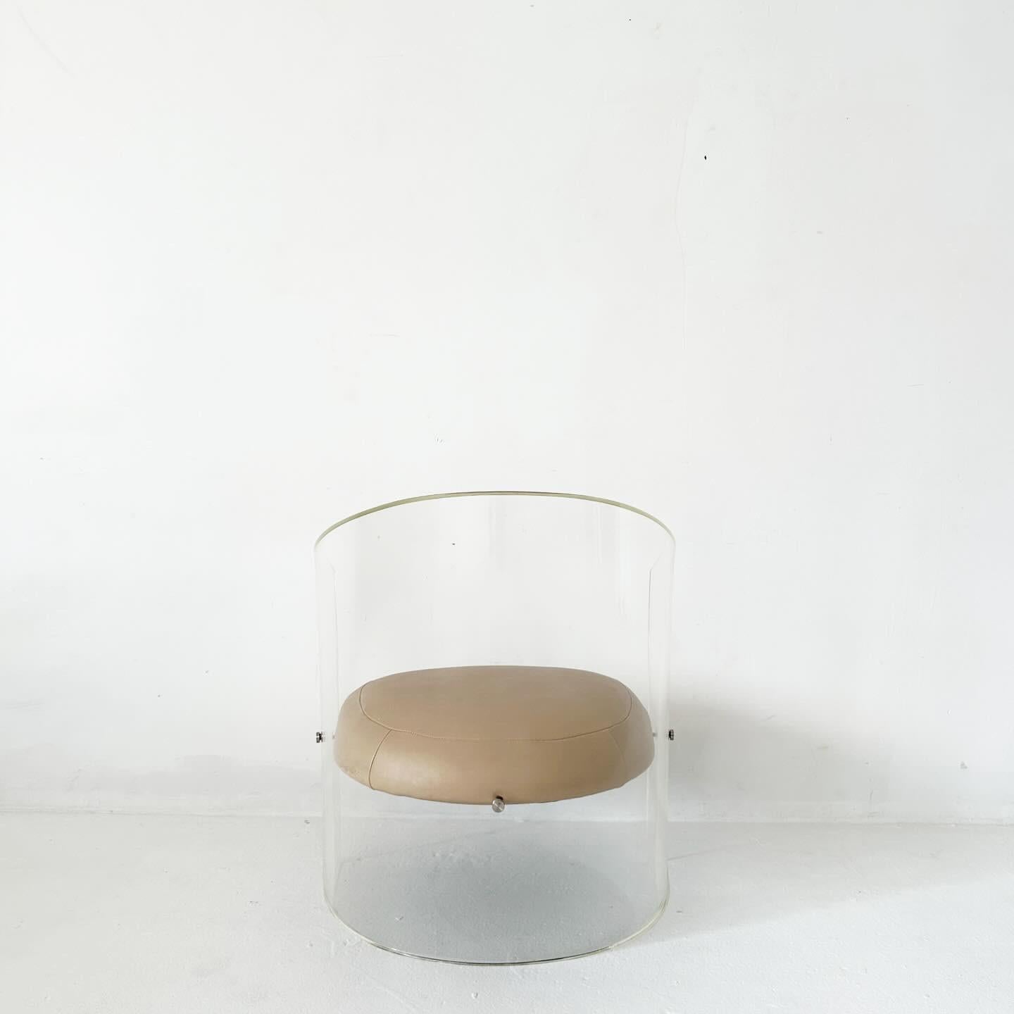 lucite floating tub chair in manner of Vladimir Kagan In Good Condition For Sale In Los Angeles, CA
