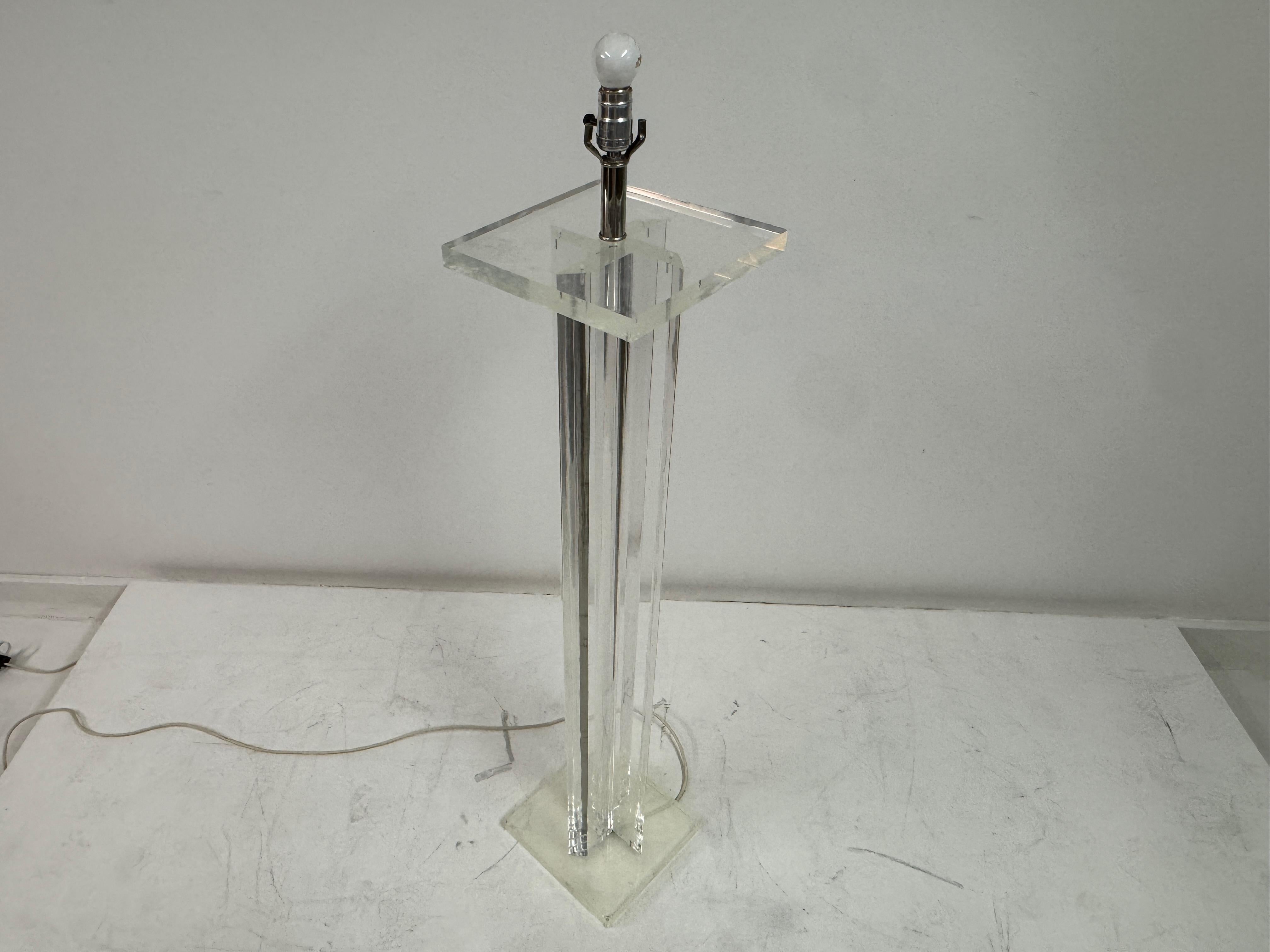 Lucite Stehlampe von Primo, amerikanisch, CIRCA 1970er-1980er im Angebot 5