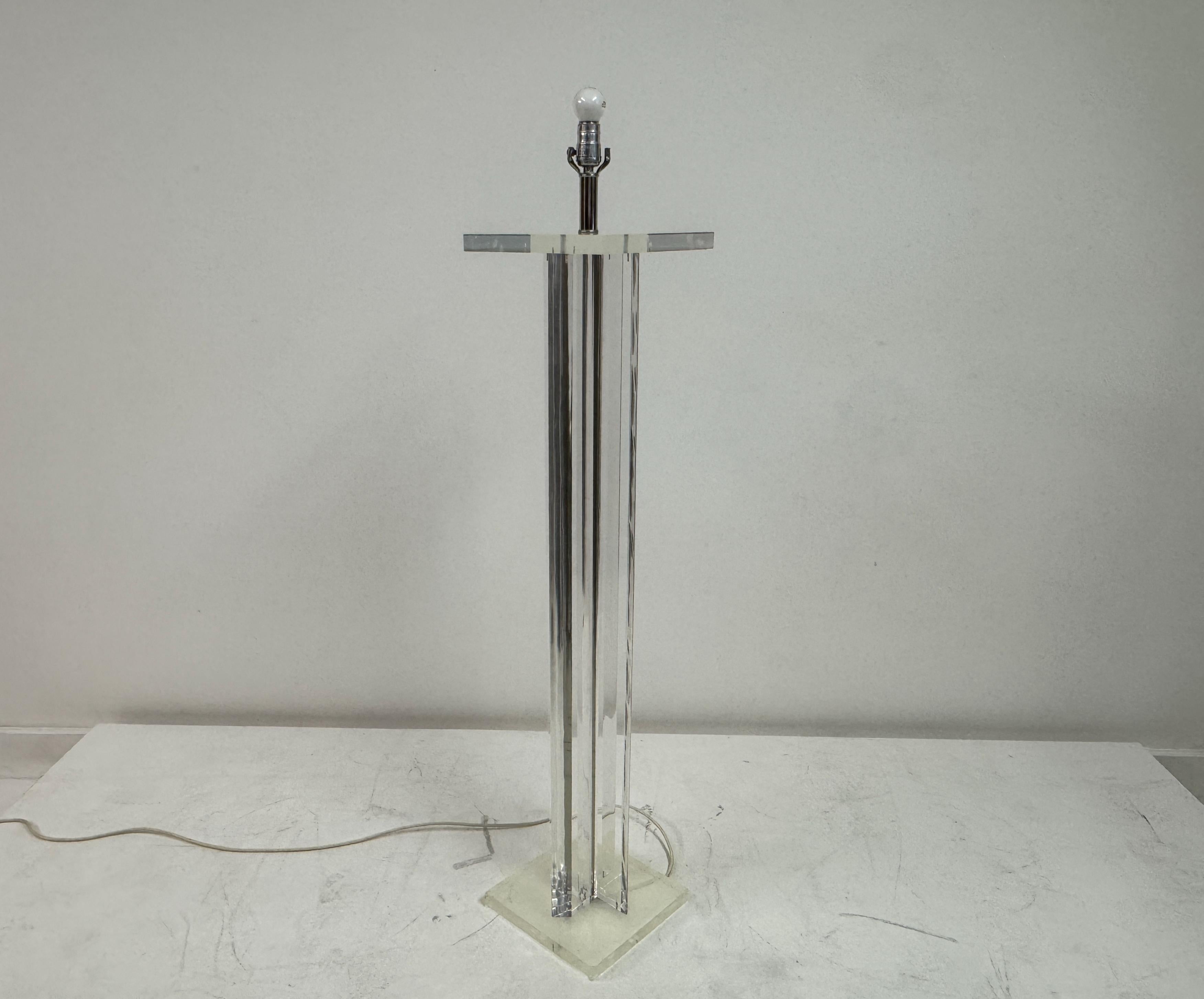 Lucite Stehlampe von Primo, amerikanisch, CIRCA 1970er-1980er im Angebot 6