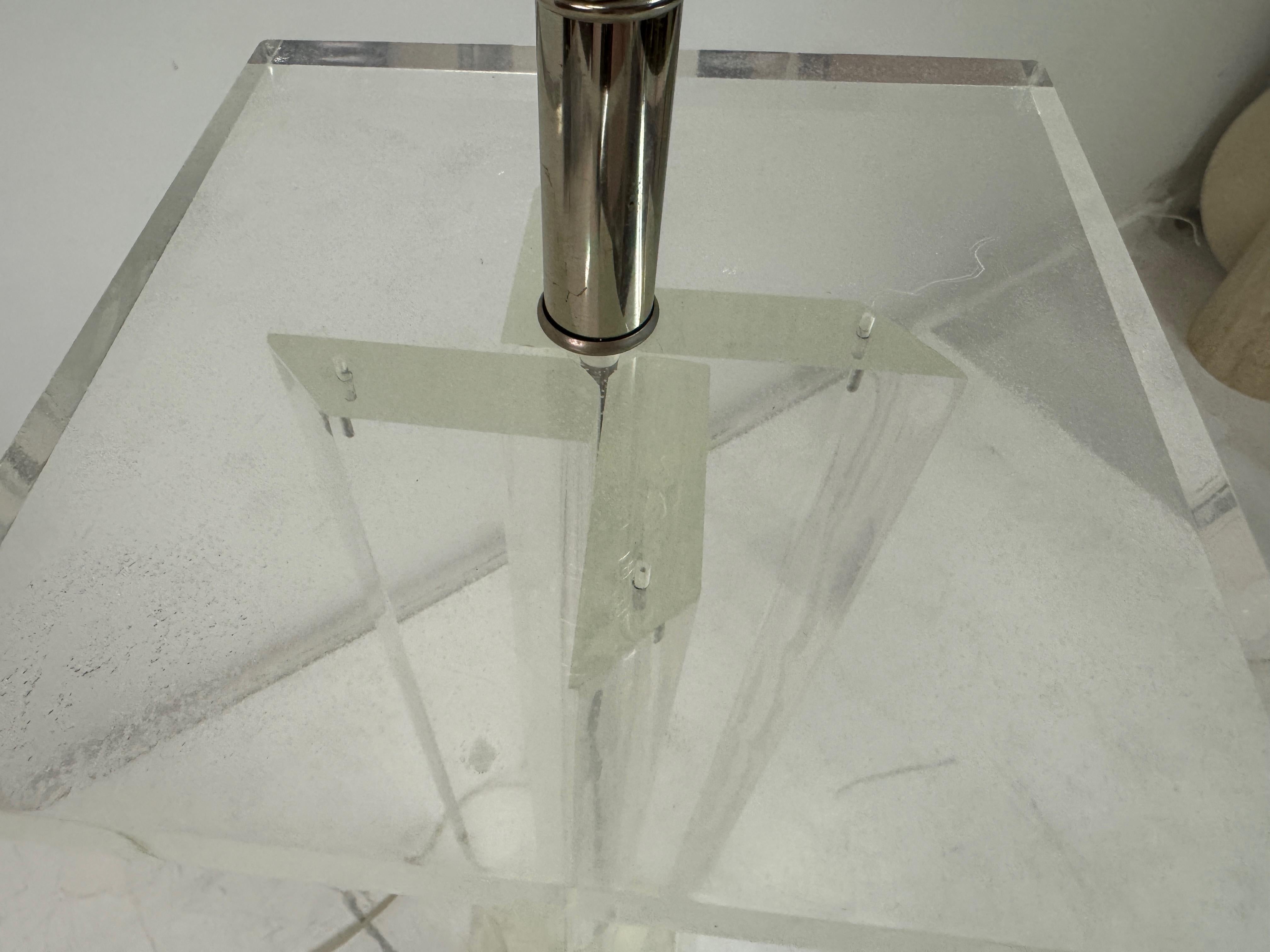 Lucite Stehlampe von Primo, amerikanisch, CIRCA 1970er-1980er im Angebot 7
