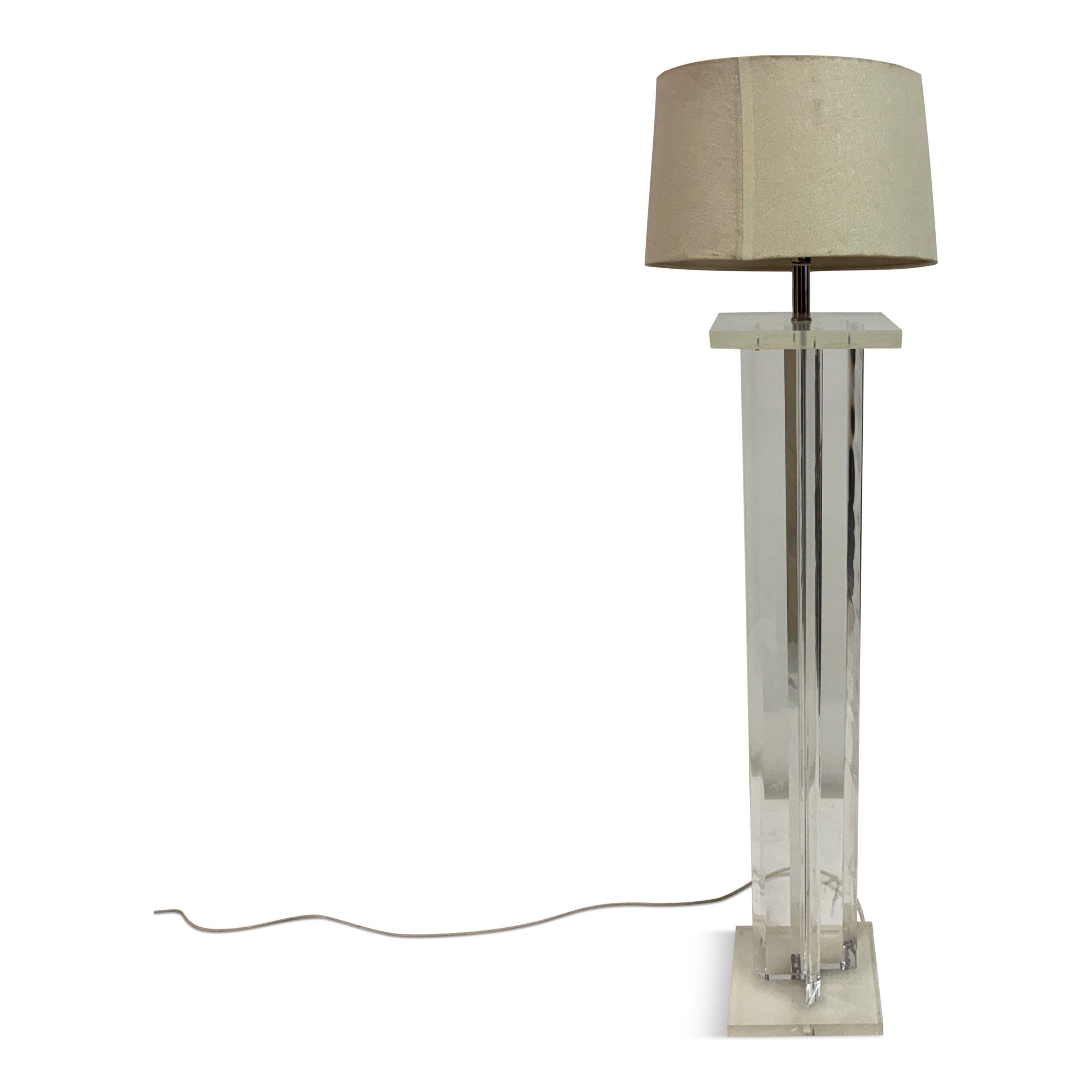 Lucite Stehlampe von Primo, amerikanisch, ca. 1970er-1980er Jahre

Eine skulpturale Lucite-Stehlampe, die Primo zugeschrieben wird und aus den späten 1970er bis frühen 1980er Jahren stammt. Das Design besteht aus einem Trio dicker, facettierter