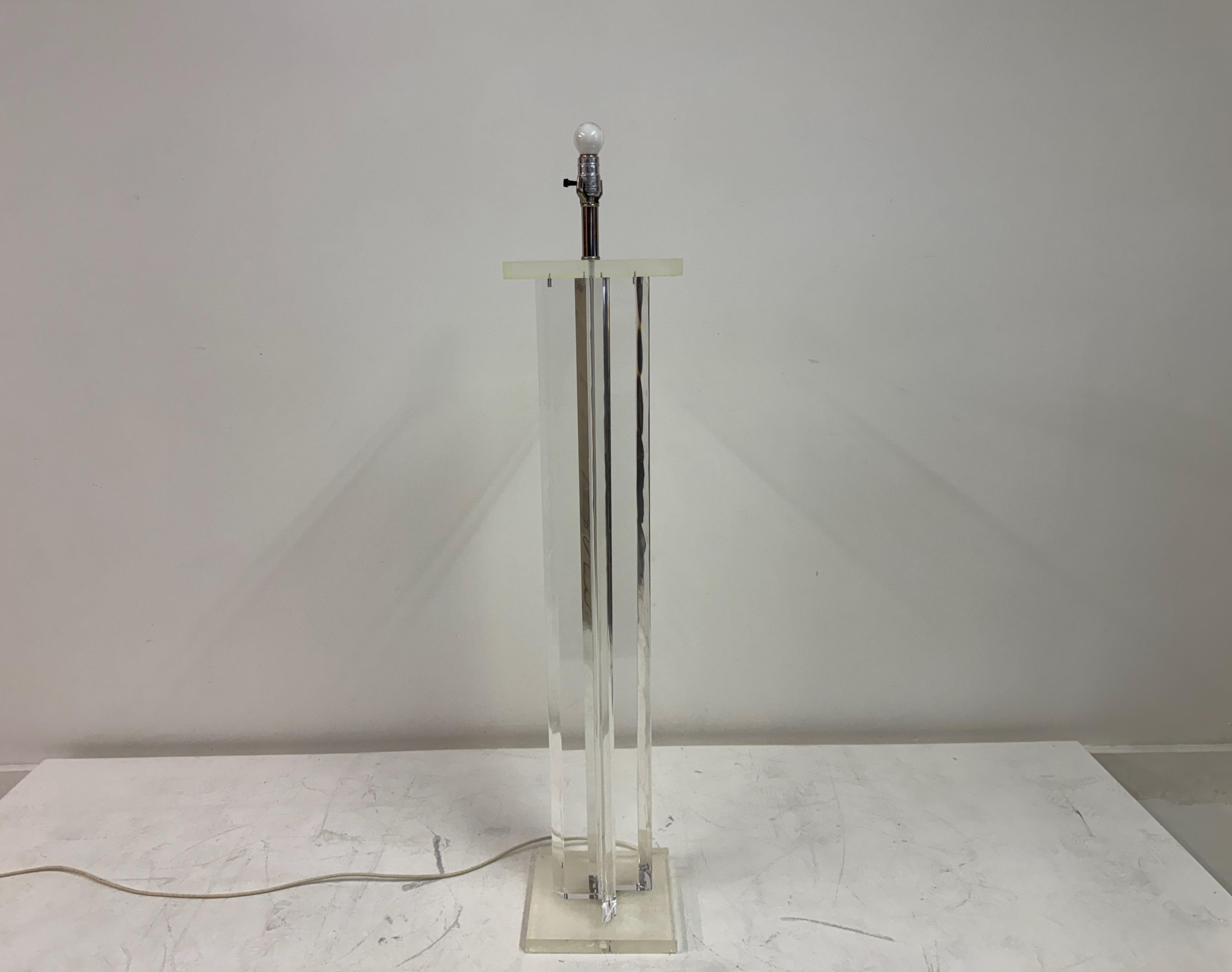 Lucite Stehlampe von Primo, amerikanisch, CIRCA 1970er-1980er (Hollywood Regency) im Angebot