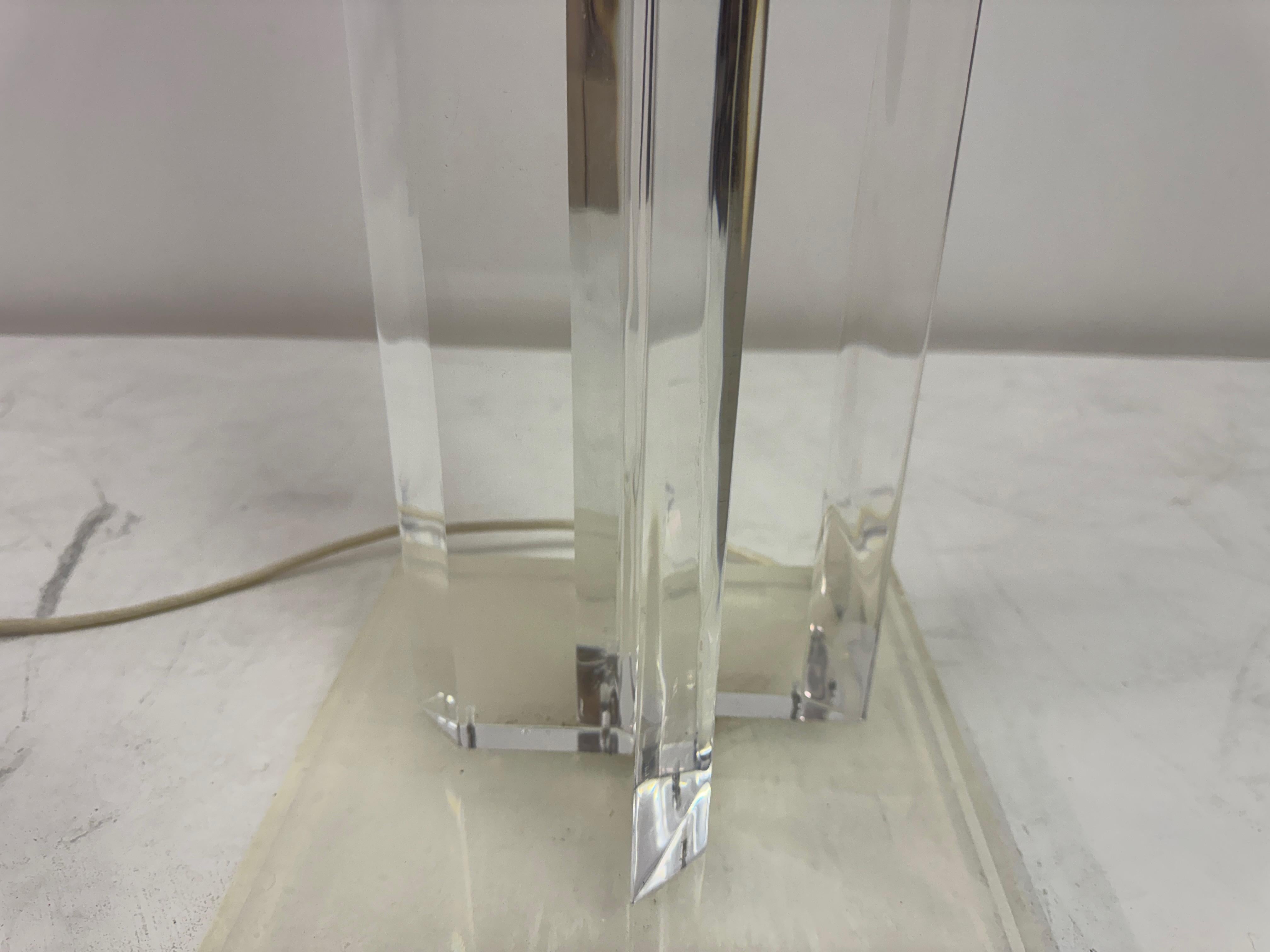 Lucite Stehlampe von Primo, amerikanisch, CIRCA 1970er-1980er (20. Jahrhundert) im Angebot