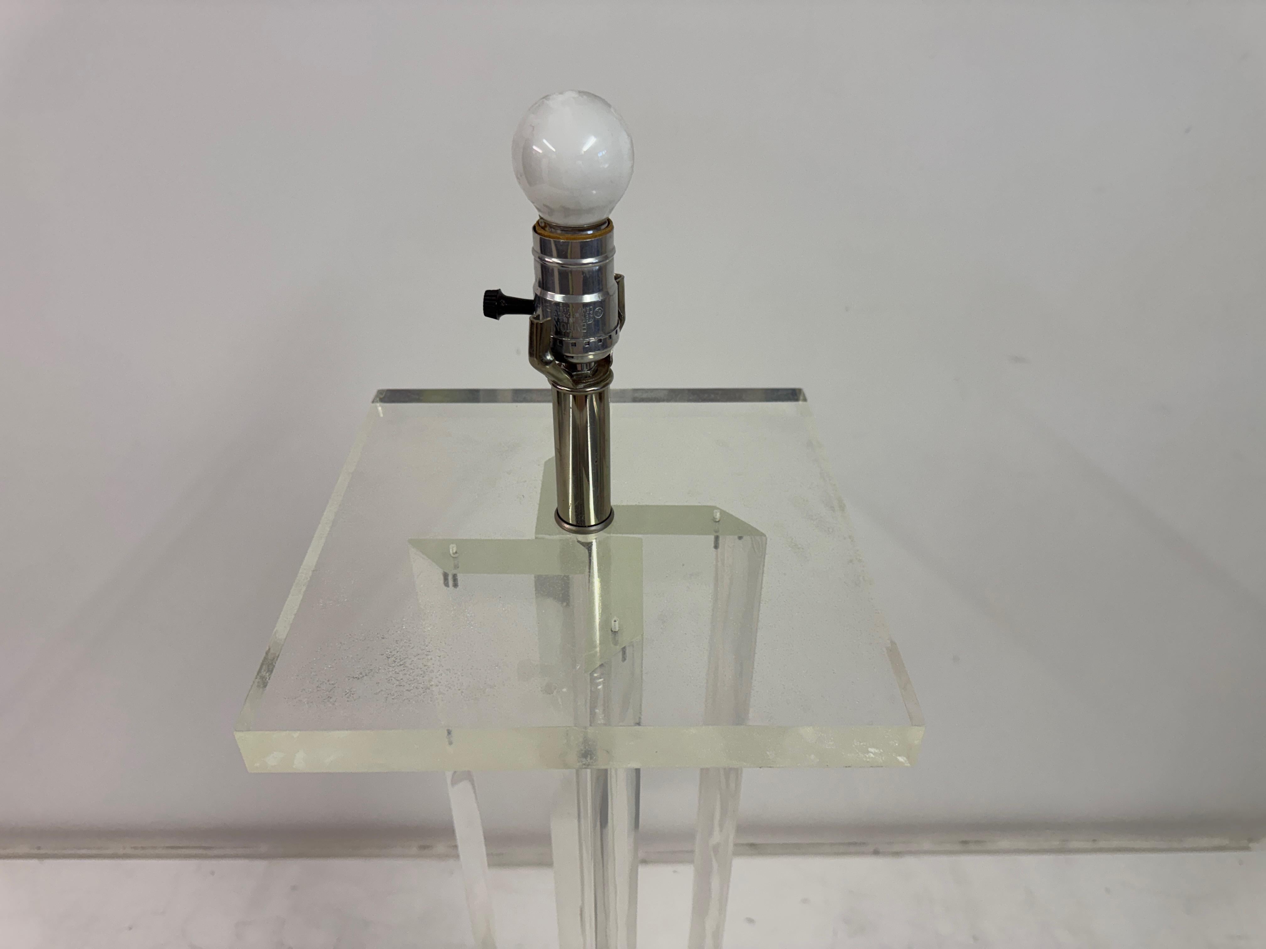 Lucite Stehlampe von Primo, amerikanisch, CIRCA 1970er-1980er im Angebot 2